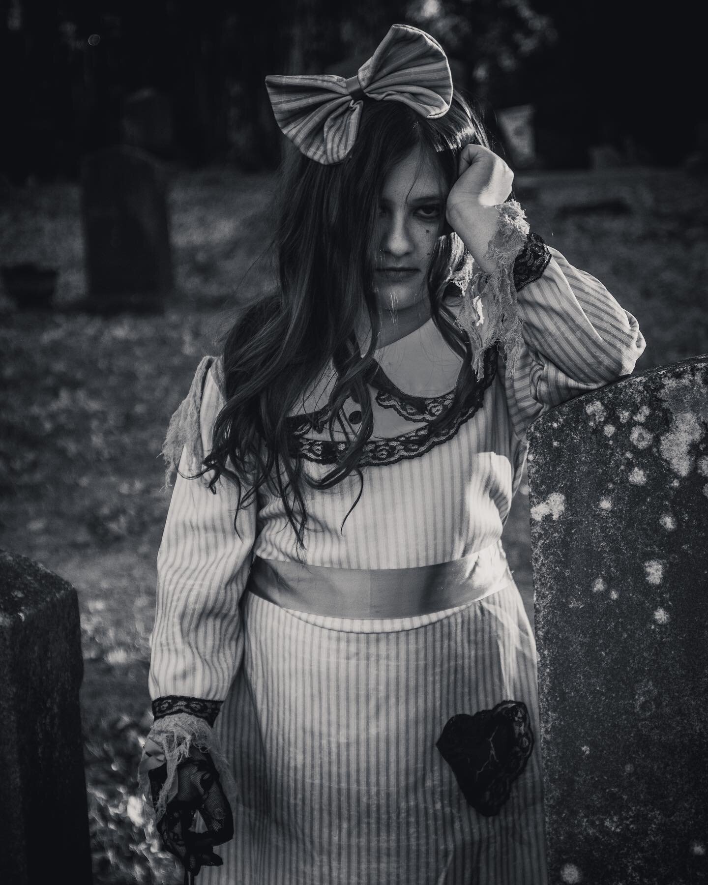 Lost doll, waiting for a new home&hellip;.

#halloweenphotos #deadlydoll #creepydoll #voodoodoll #blackandwhite #halloween #happyhalloween #halloweenphotoshoot