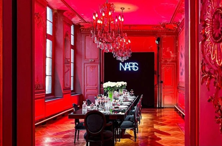 1109641-maison-explicit-le-pop-up-beaute-signe-nars-place-vendome-image00009.jpg