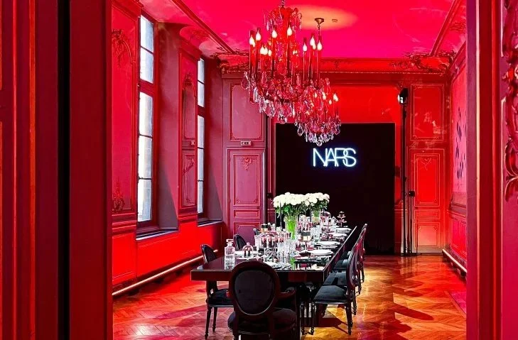 1109641-maison-explicit-le-pop-up-beaute-signe-nars-place-vendome-image00009.jpg