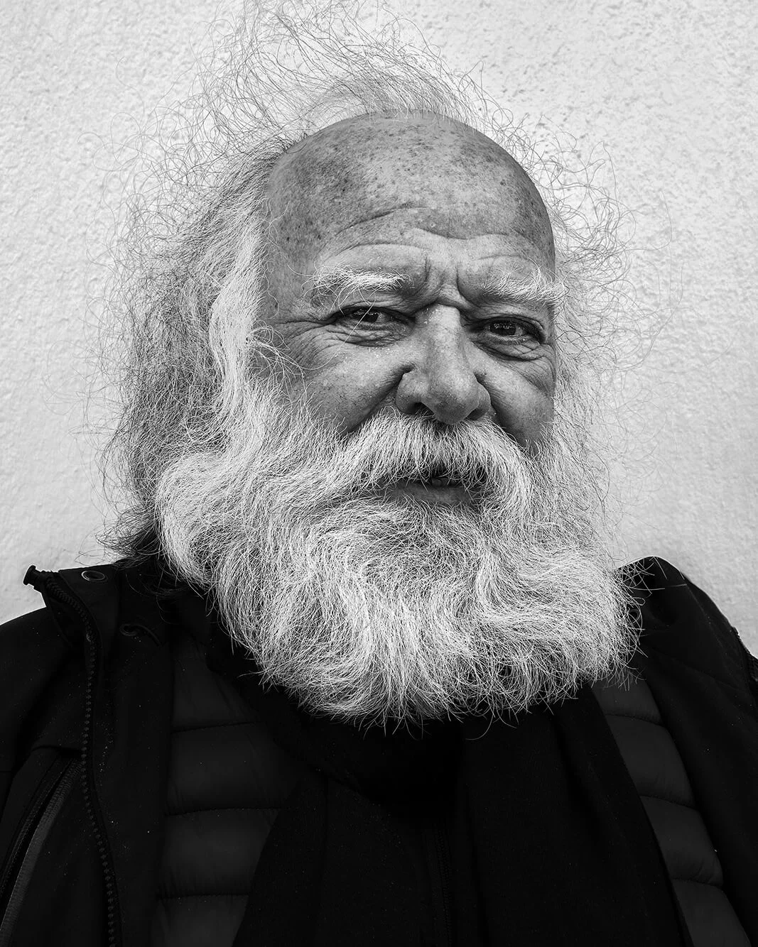 Les Sables-d’Olonne, France — un vieil homme à la grosse barbe blanche regarde l’objectif.