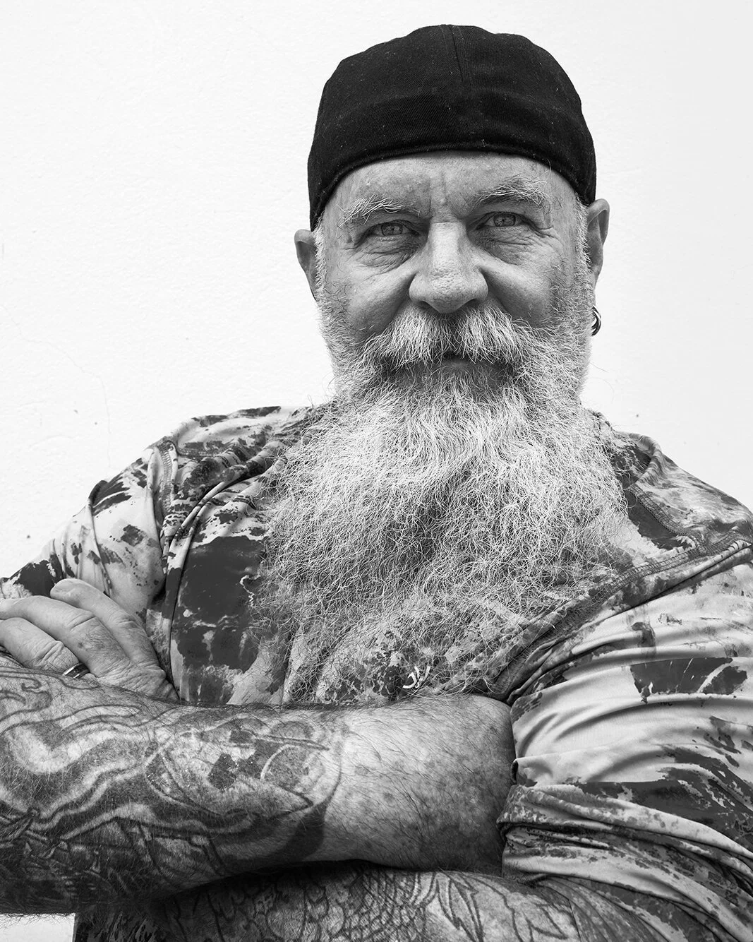 Kanchanaburi, Thaïlande — un homme à la longue barbe grise et aux bras tatoués.