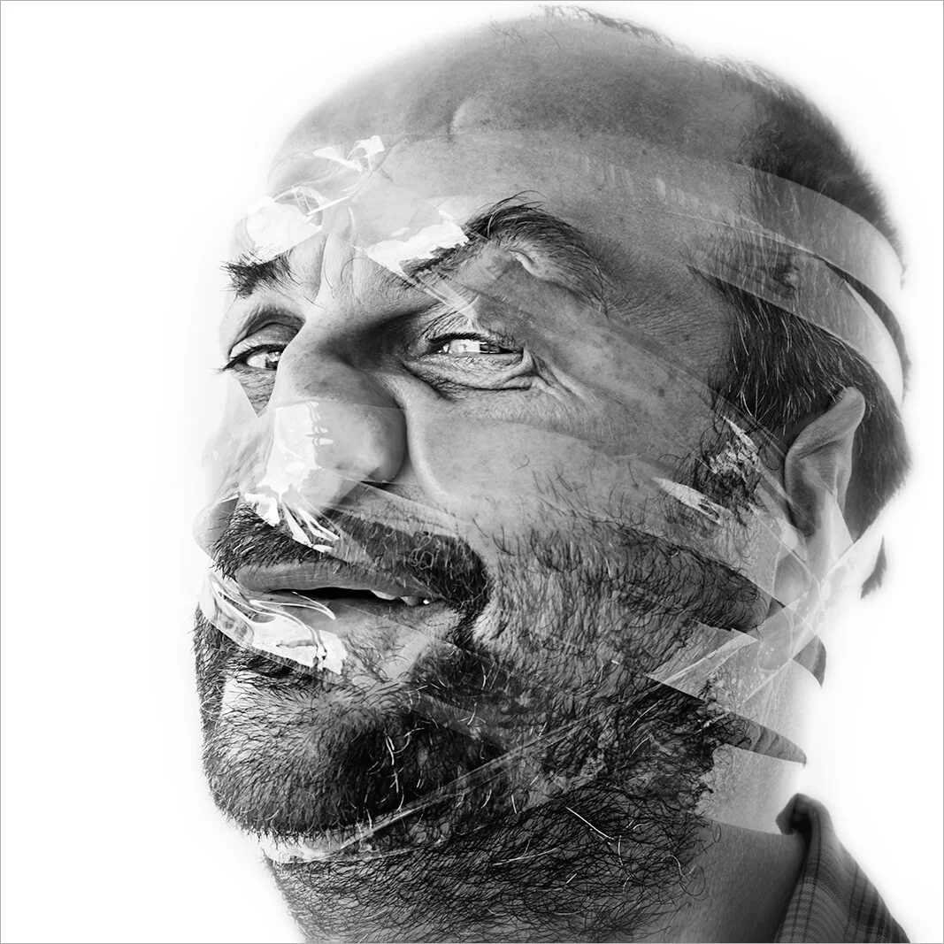 Portrait de profil d'un homme essayant de se libérer de ses liens adhésifs. La compression du visage souligne les muscles faciaux dans un style noir et blanc contrasté.