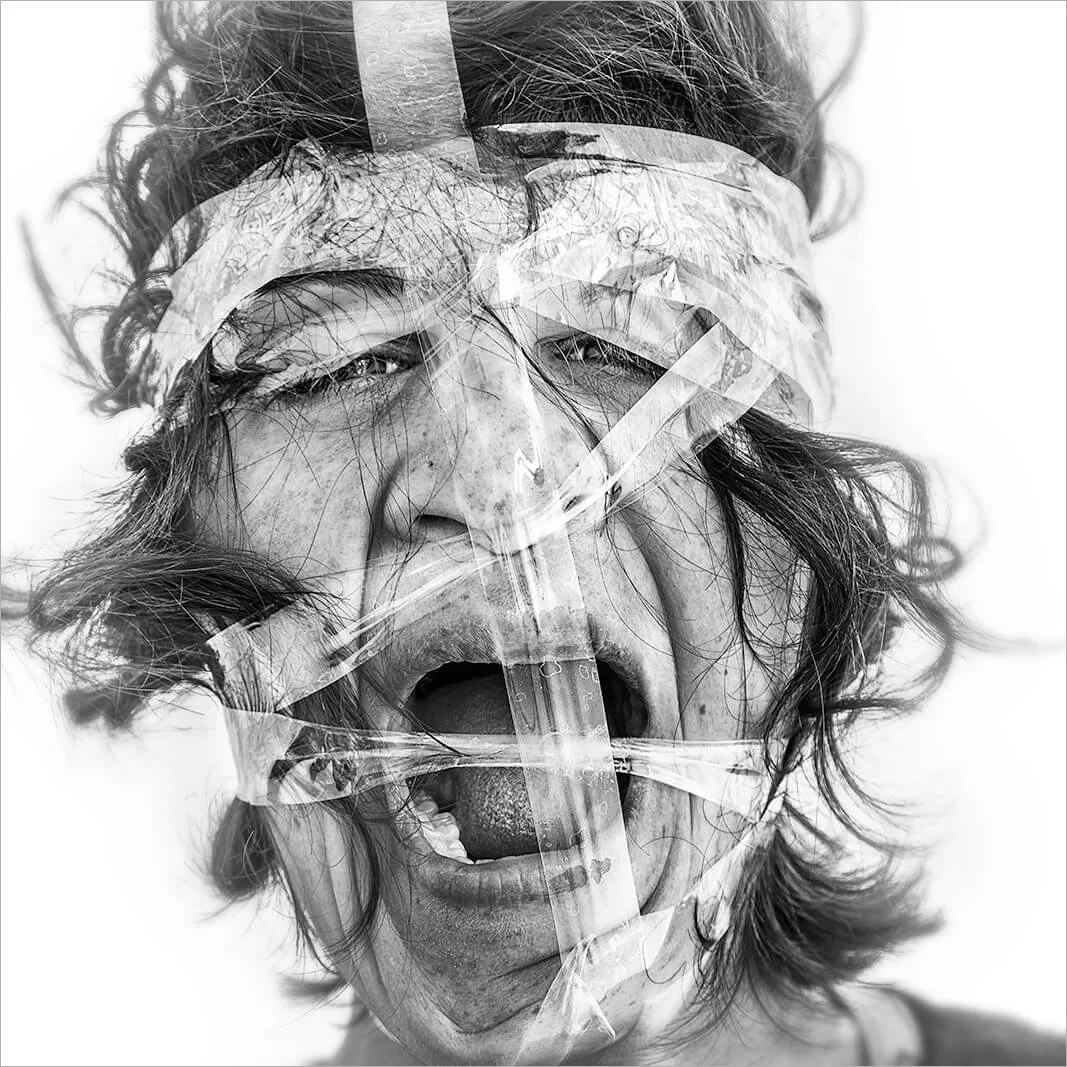 Un effort ultime de libération faciale. Les bandes de scotch dessinent des lignes graphiques sur un visage féminin déformé par la grimace.