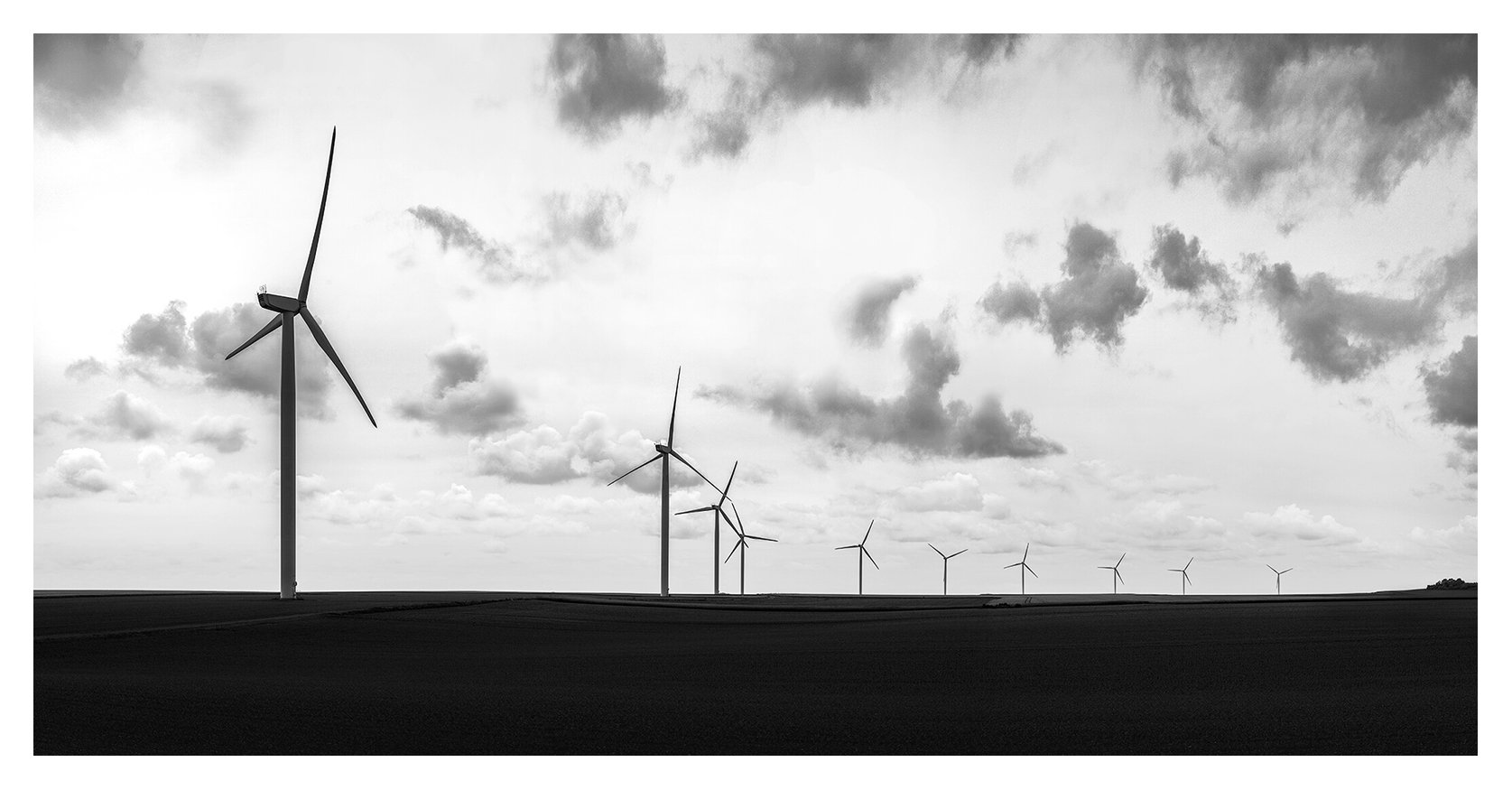 Le Bernard, France - des nuages noirs passent au-dessus du champ d'éoliennes (photo panoramique)