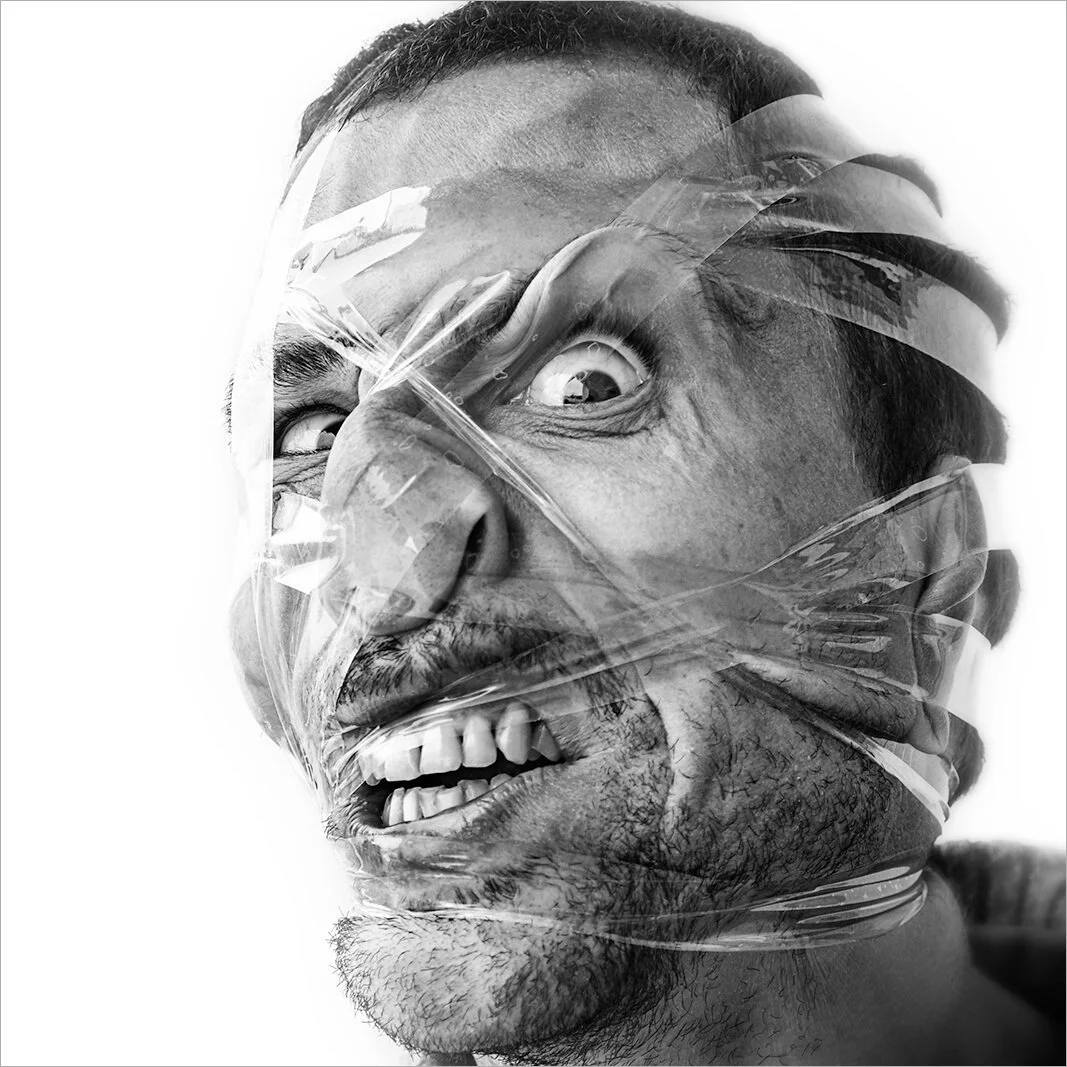 Gros plan sur un visage d'homme dont les muscles sont tendus pour contrer la pression des bandes adhésives. Une étude de la physionomie sous contrainte, par Hugues Hardy.