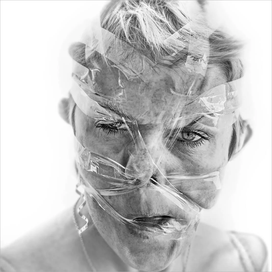 Une femme aux muscles du visage déformés et tirés par un ruban adhésif. Portrait noir et blanc humoristique et original.