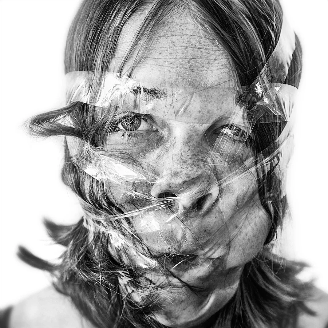 Une femme fixe l'objectif pendant que le scotch modèle son visage en une forme inhabituelle. Une image forte de la série "Portraits Scotchés" signée Hugues Hardy.