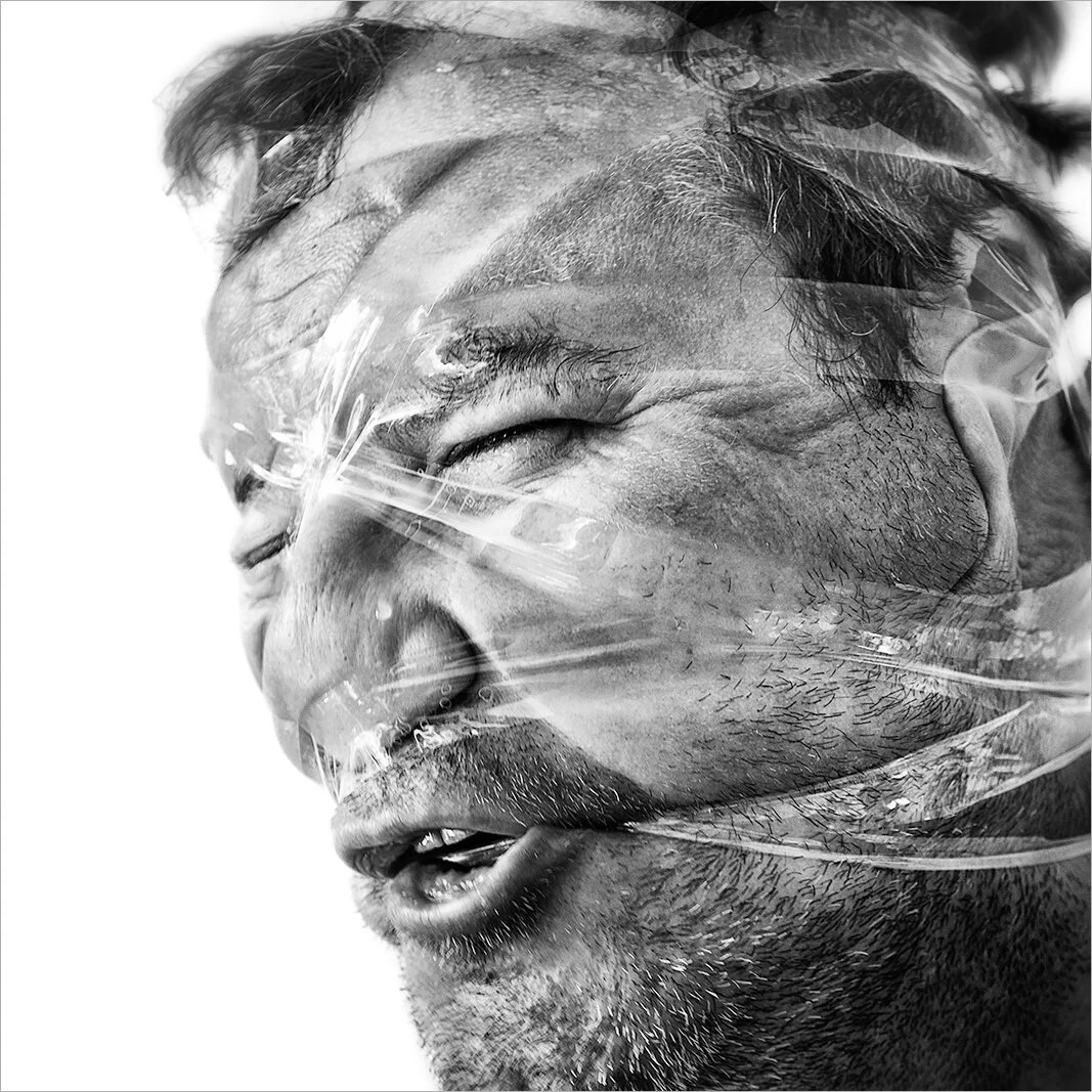 Portrait de profil d'un homme essayant de se libérer de ses liens adhésifs. La compression du visage souligne les muscles faciaux dans un style noir et blanc contrasté.