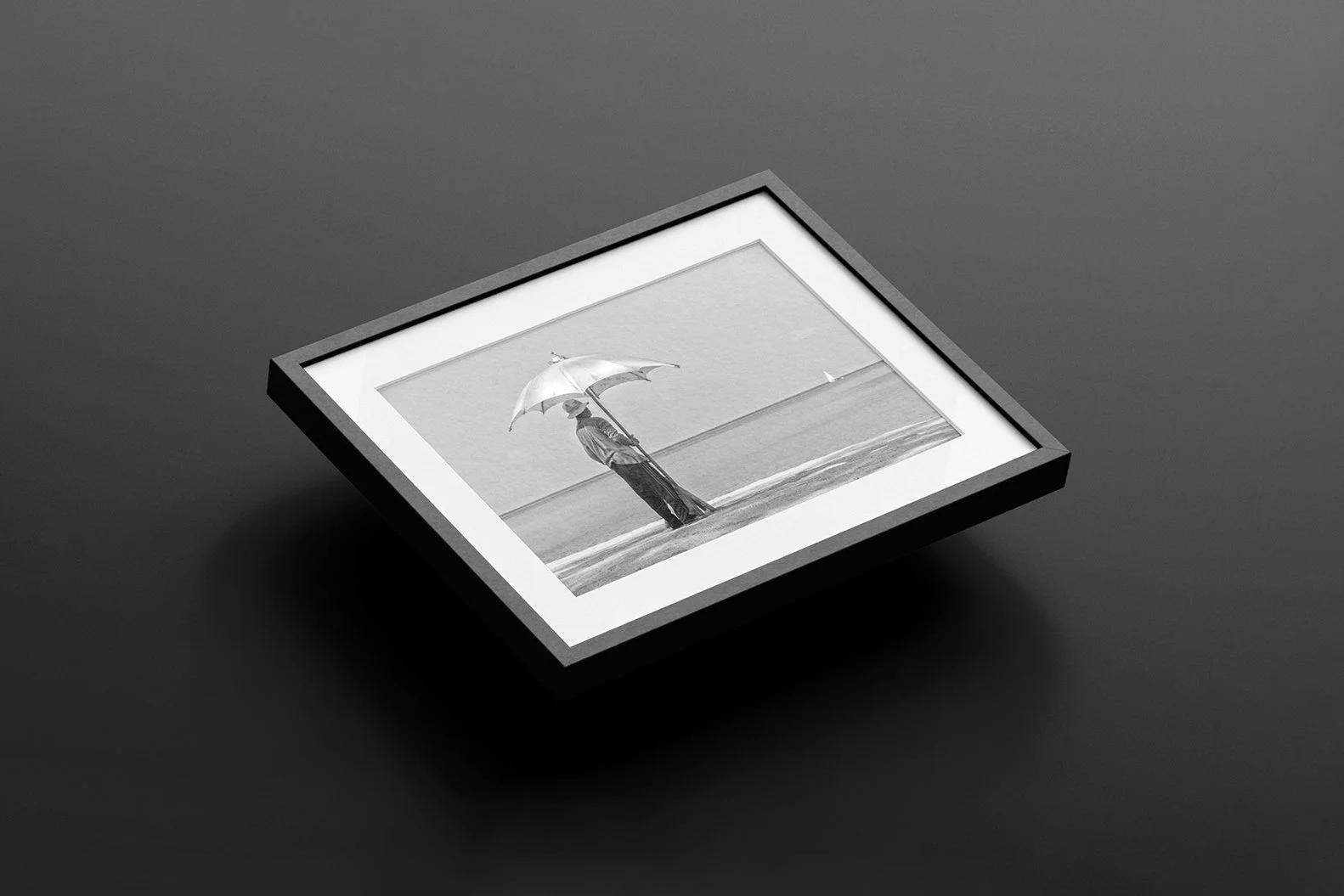 Exemple de tirage d'art en noir et blanc exposé dans un cadre noir au mur, illustrant la qualité des impressions pour décoration d'intérieur.