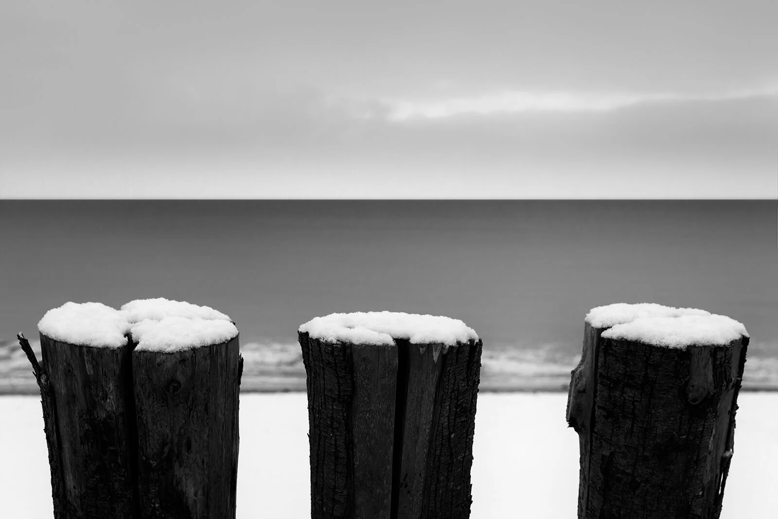 Énergie de l'océan : crêtes de vagues blanches sur une mer noire contrastée. Tirage photo paysage marin puissant, Hugues Hardy.