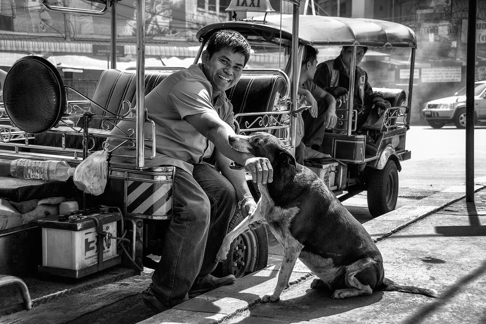 Sélection de photographies de rue et portraits environnementaux en noir et blanc réalisés en Asie du sud-est, au Maroc, en France et en Angleterre.