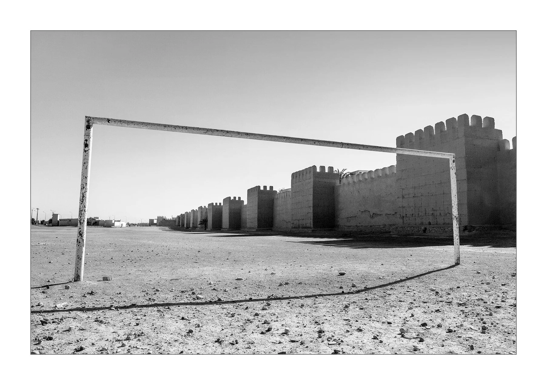 Taroudant, Maroc — un but de football sans  filet se détache au pied des remparts.