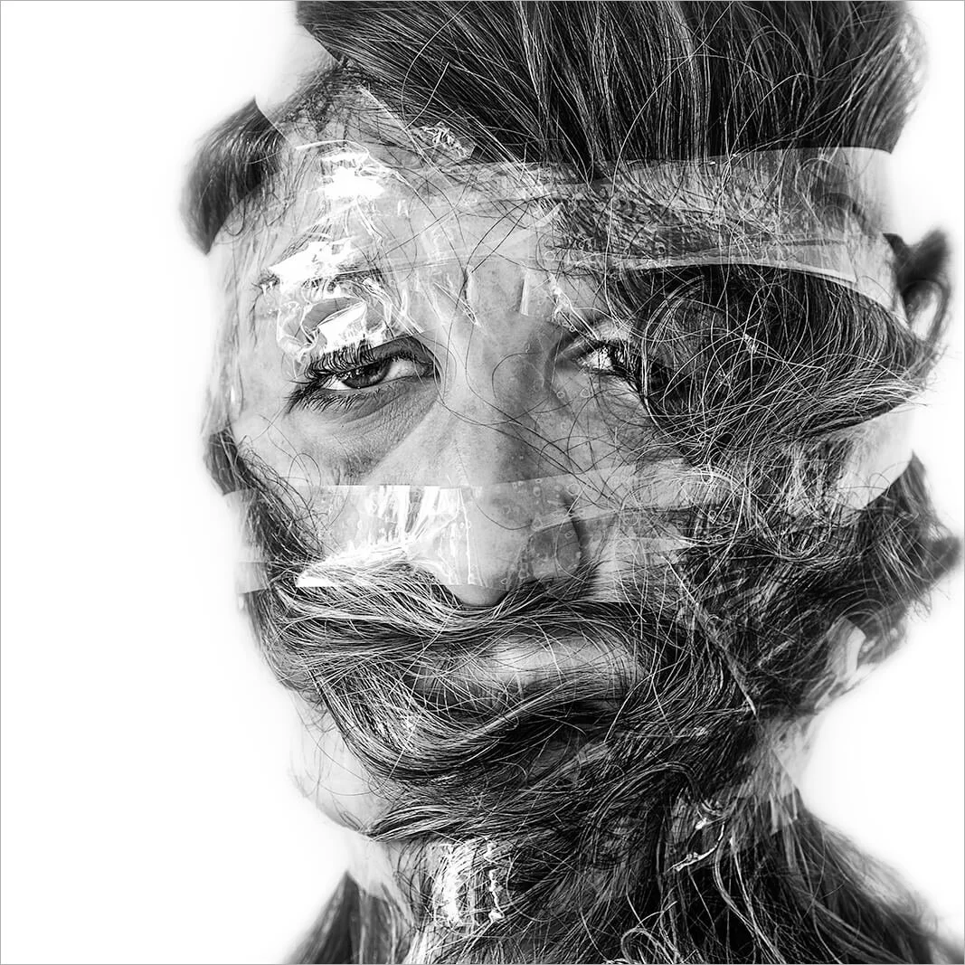 Portrait féminin tordu par la pression du scotch adhésif. Une photographie humoristique qui explore les limites de l'élasticité de la peau en noir et blanc.
