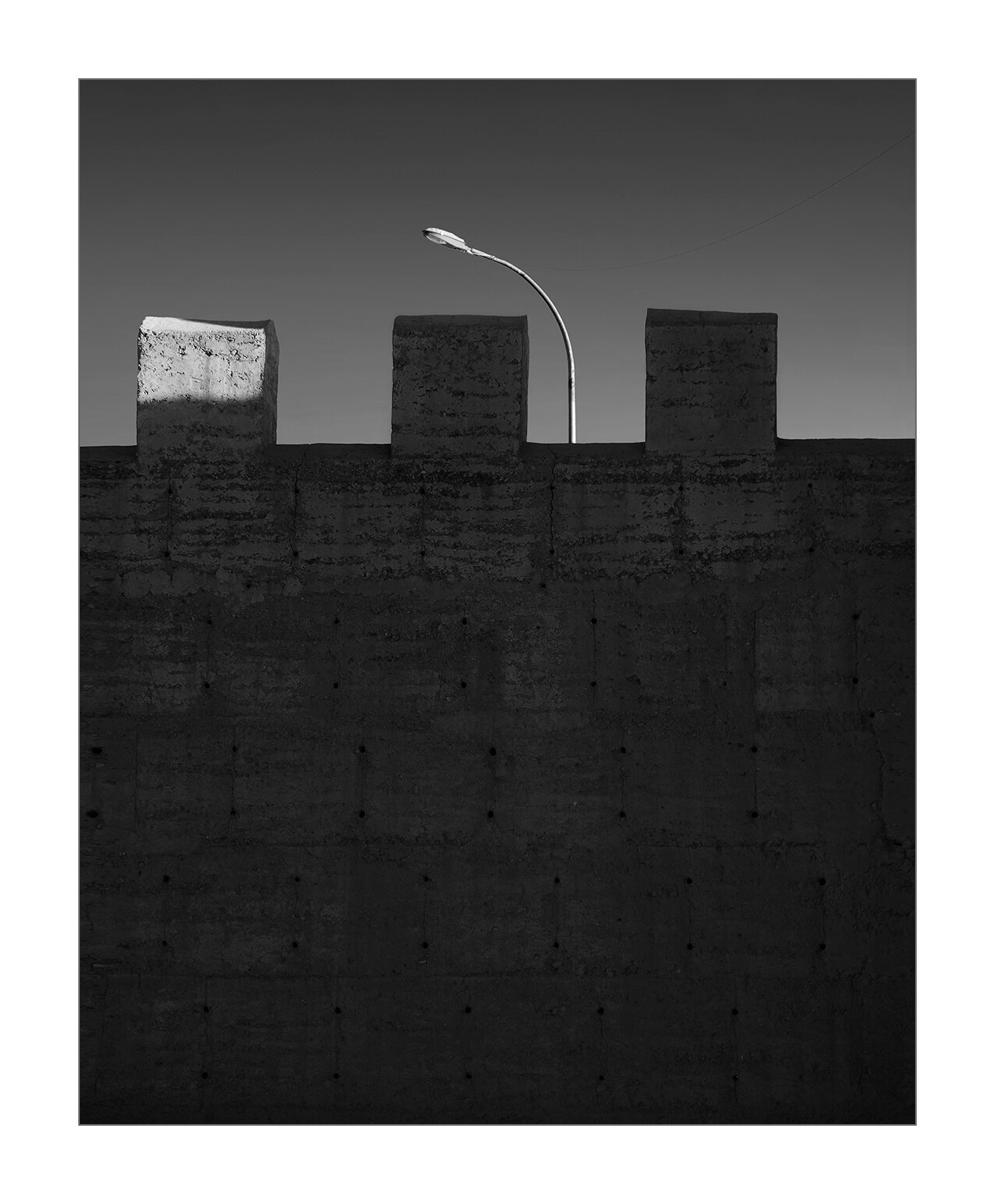 Taroudant, Maroc — une tache de lumière éclaire le sommet d’un créneau au-dessus des remparts.