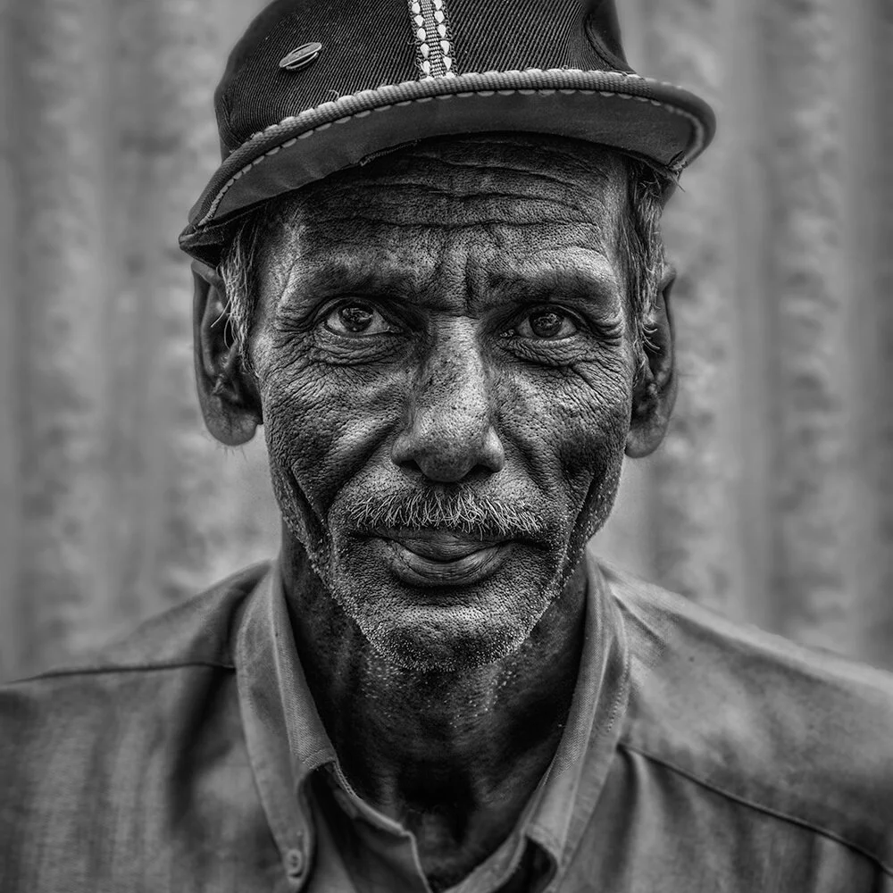 Kuala Lumpur, Malaisie — portrait d’un homme pakistanais au visage marqué.