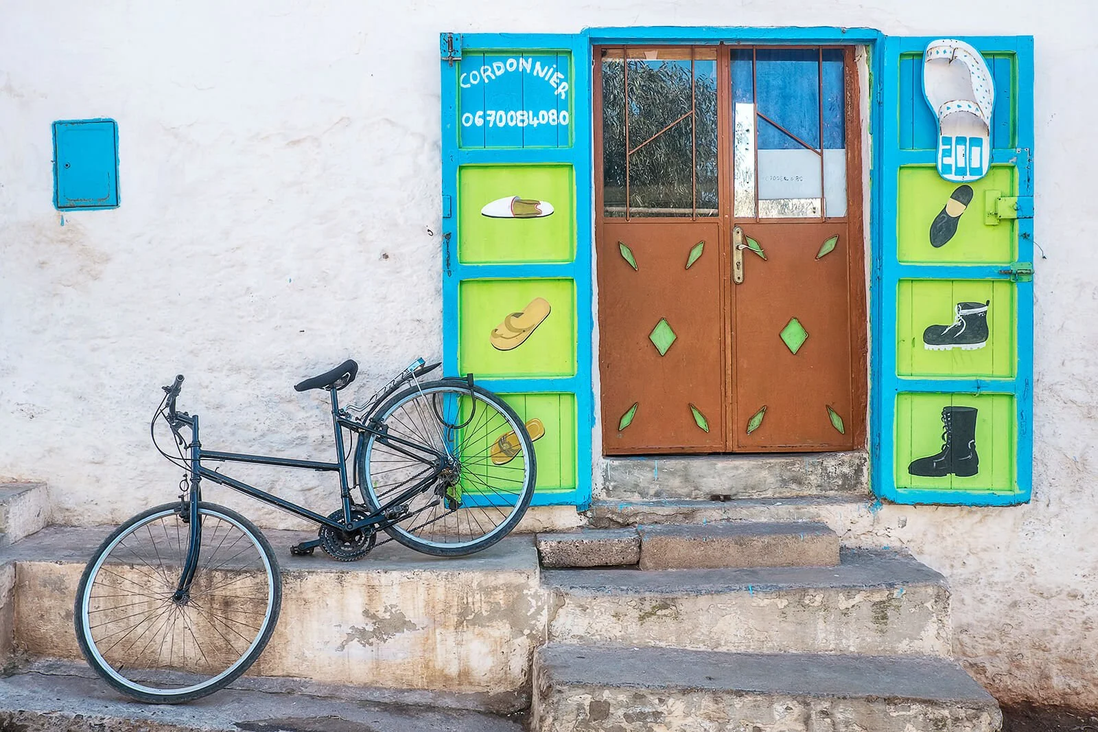 Sidi Ifni, Maroc — détail de la porte de l’échoppe d’un cordonnier.