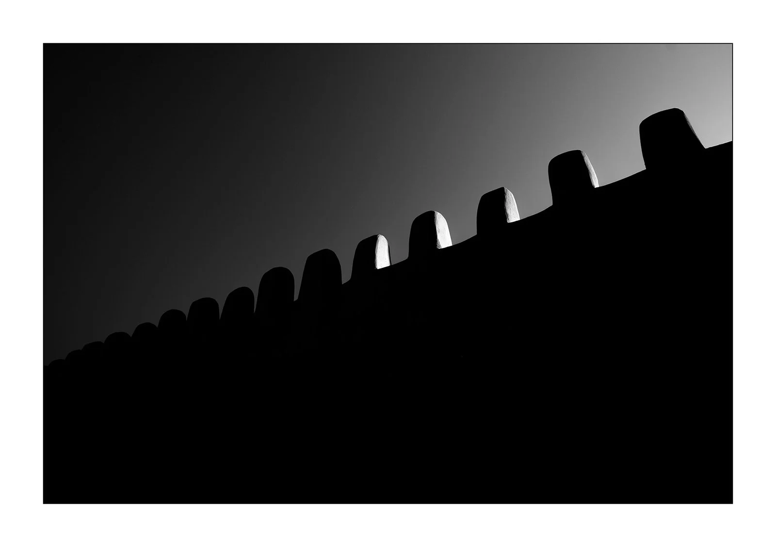 Tiznit, Maroc - clair-obscur de fin d'après-midi sur le haut des remparts de la médina