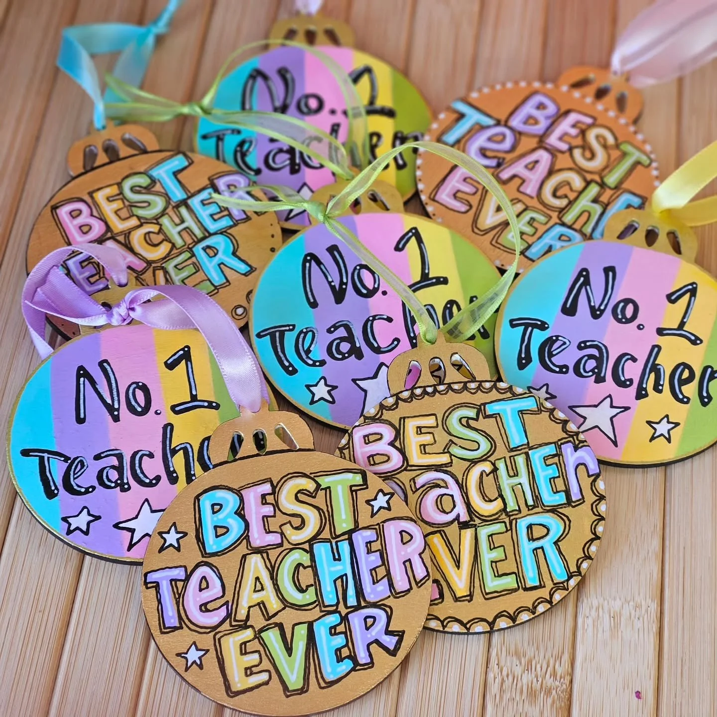 A few hand painted 'Teacher's Gift' wooden Xmas baubles heading in to @ommademeetthemaker West Lakes tomorrow.

#fizzbubbleartanddesign #art #artist #teachersgift #xmasbauble #handpainted #adelaide #southaustralia