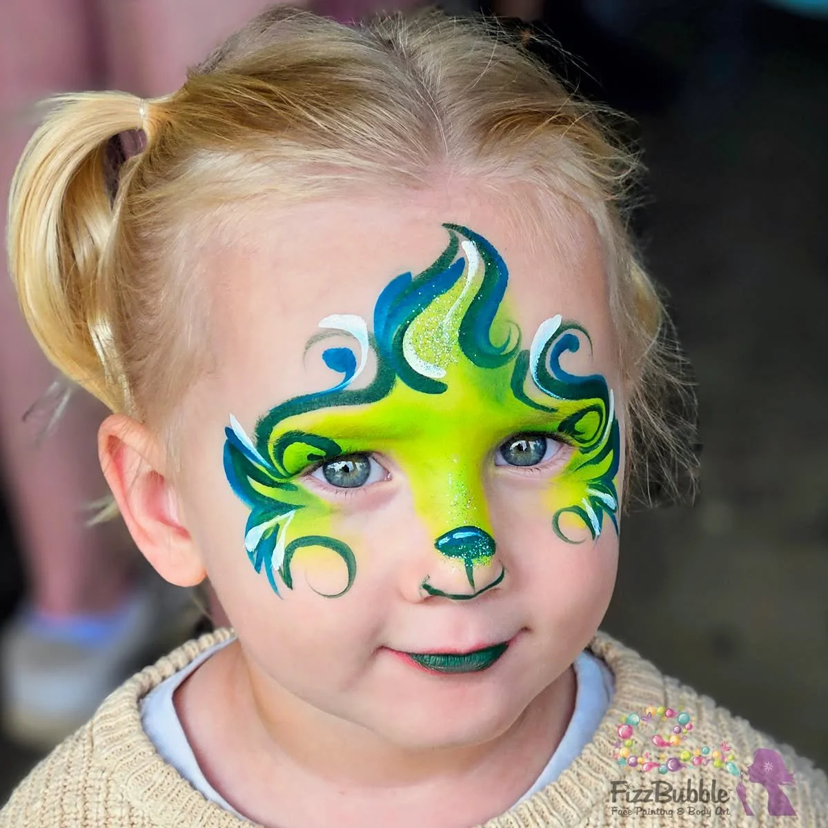 At todays birthday party I was inspired by Italian painter @elisamarleyartist (her linework is just exceptional) , and went back to basics with simple sponged on colour and great linework and loved the result. 

Here we have a cute little Grinch (des