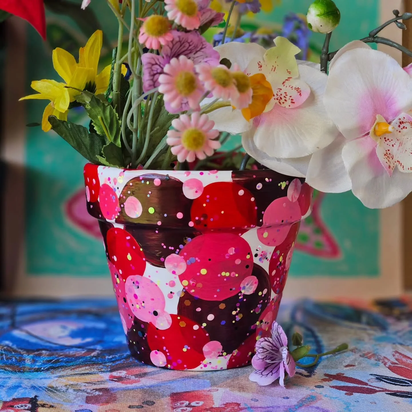 Cute luttlw confetti pot now at @ommademeetthemaker West Lakes

#fizzbubbleartanddesign #art #artist #paintedpot #handpainted #supportlocal #happyplants #artforyourplants #adelaide #southaustralia