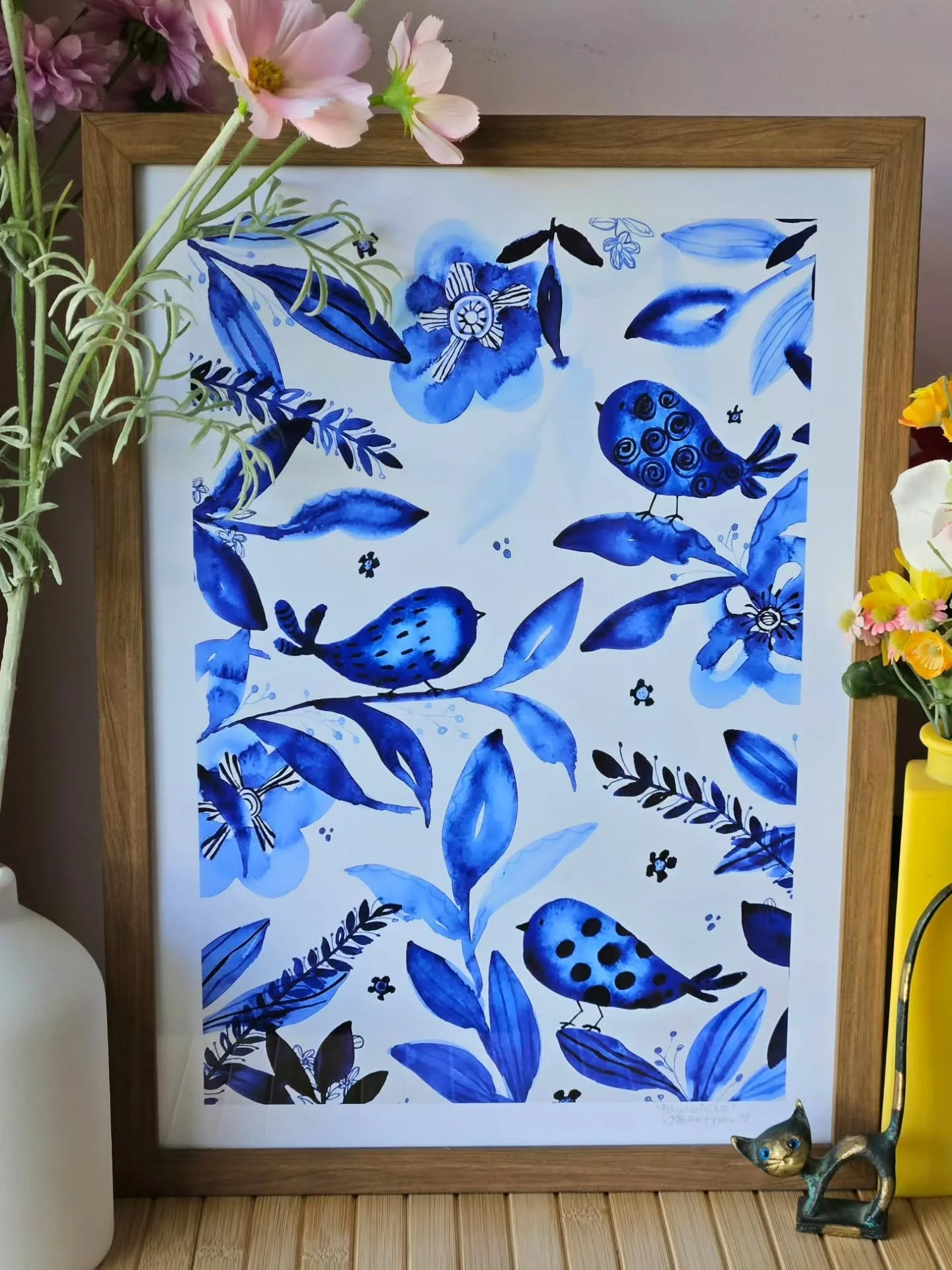 'Bluebird' print looking pretty amongst the flowers in this ready frame from @creativesoul_studios 

#fizzbubbleartanddesign #bluebirds #blueandwhite #artforyourhome #adelaide