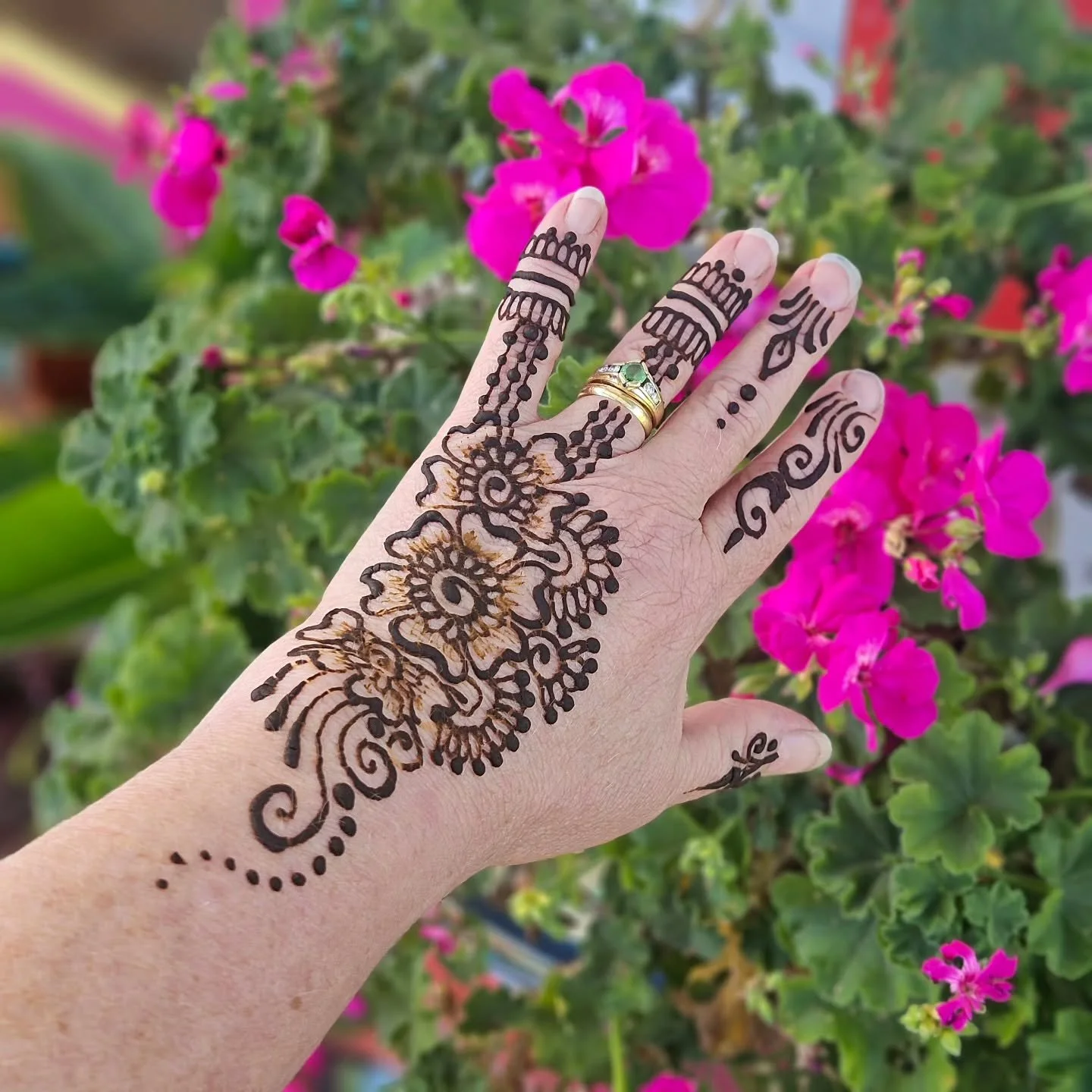 Henna fun on a Saturday

#fizzbubbleartanddesign #henna #hennahand #hennafun #adelaide