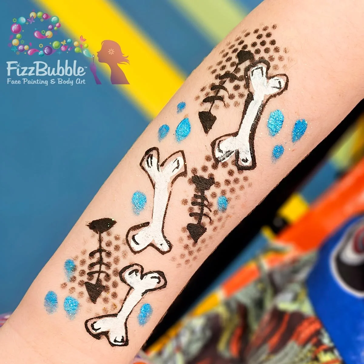 Painting green bin related designs for @keep_sa_beautiful today at the Freeling Touch-a-Truck event.  Here we have some bones and an apple core :-)

#fizzbubble #facepainting #kesab #fogo #adelaidefacepainter