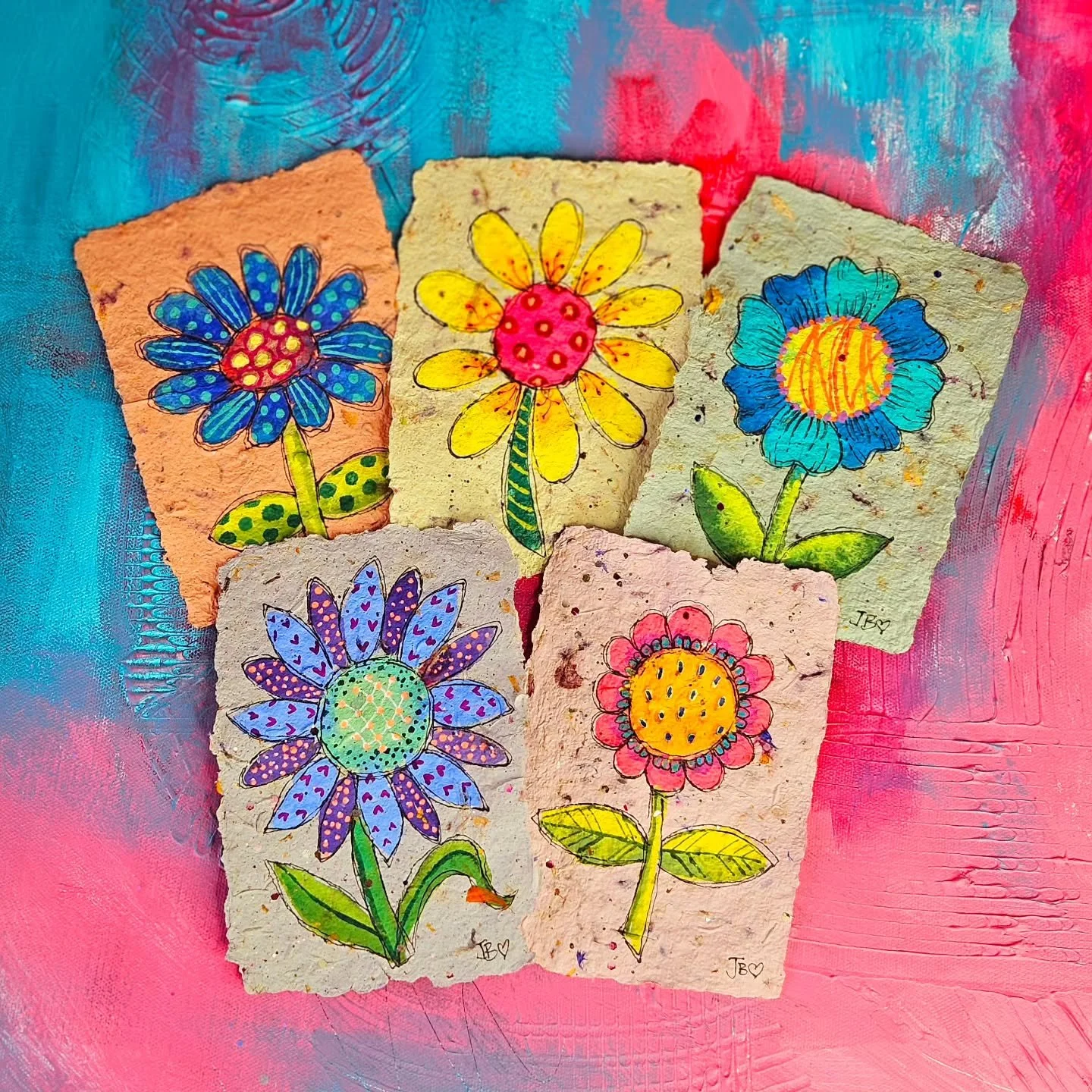 Whimsical flowers painted on beautiful seed filled, handmade, recycled paper from @hummingpea 

#fizzbubbleartanddesign #hummingpea #artistssupportingartists #ommademeetthemaker #adelaide