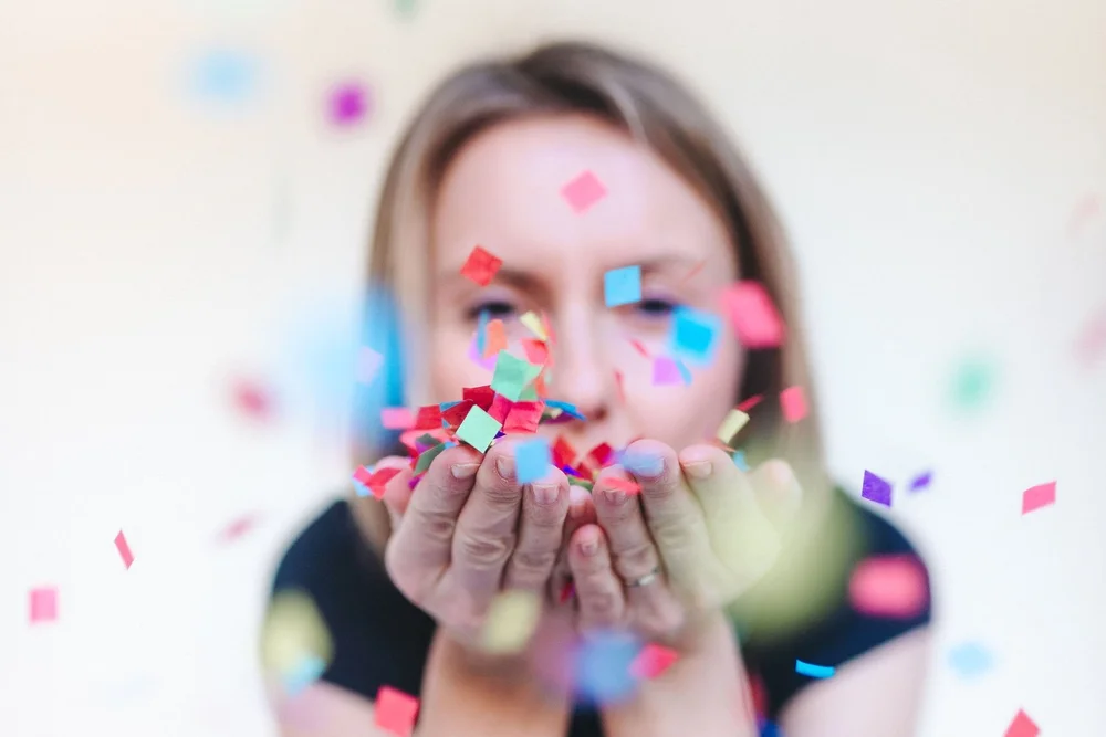 Malka blaast confetti van haar handen