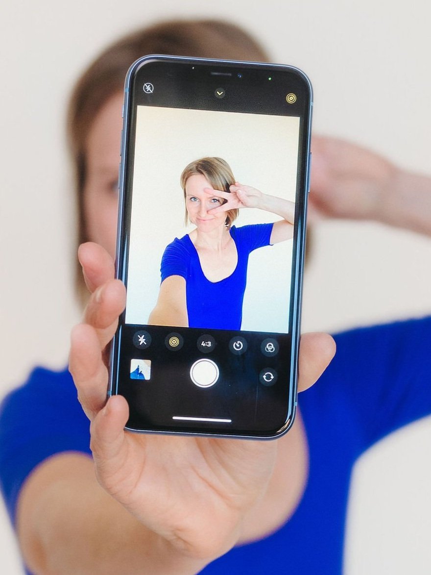 Malka houdt een telefoon vast en filmt zichzelf