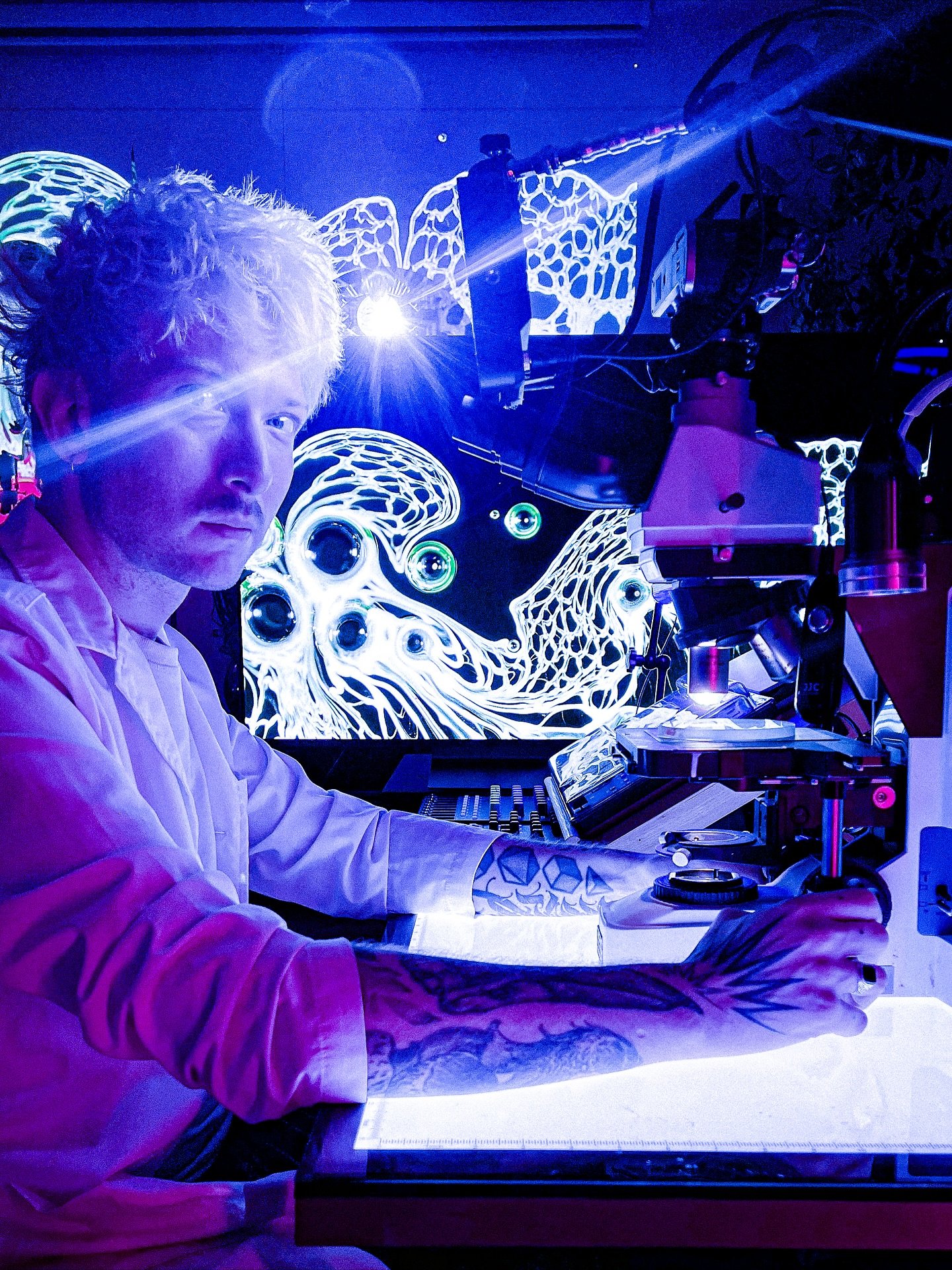 ⚪️ A small look into my latest microscopy experiments - this time a little bit more noir than usual. Let me know how you like such monochromatic compositions! ◻️

On the first slide - me in the studio with my favorite creative tool: the microscope 🔬