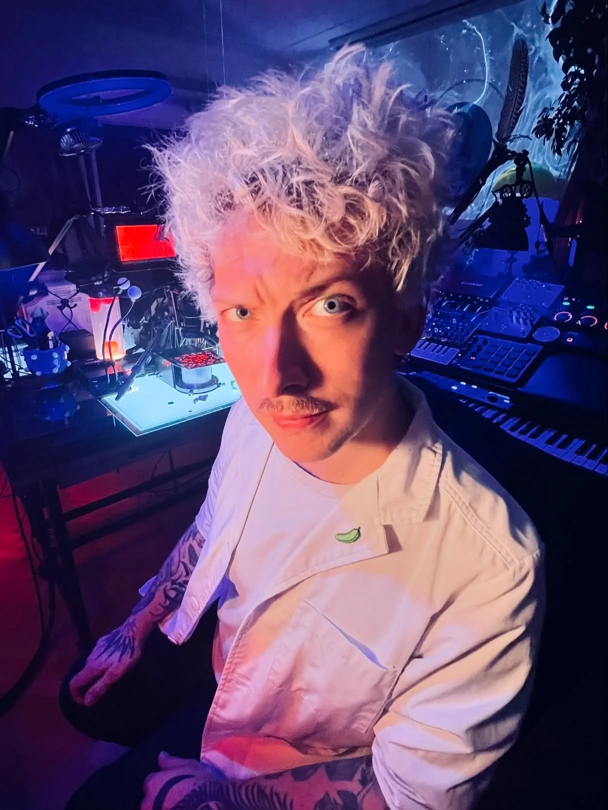 A quick hellohi to anyone discovering this space 🐸 I&rsquo;m Kamil, the person behind Cosmodernism &ndash; a project dedicated to exploring the hidden worlds of liquids, light and magnetism at a micro scale. I work with microscopes, macro lenses, fe