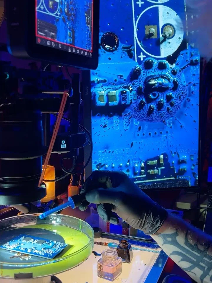 Despite the fact that I always try to emphasise how my videos and photographs are created, there will always be people who accuse me of creating renders or AI creations. Here is one of the live moments I recorded in my studio while working, and a few