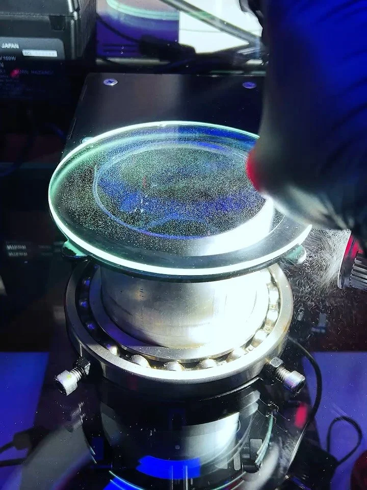 A small behind-the-scenes look at a new experiment that caught my attention recently. This post shows a mix of making-of shots from above a rotating glass slide, along with macro footage captured from below the glass.

I came across this behavior by 