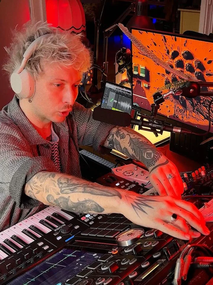 A small selection of moments from my casual sound design experiments session. These clips show me working mainly with my own voice, running it through a microphone and a chain of my favorite audio effects - mostly hardware ones.

I often use recordin