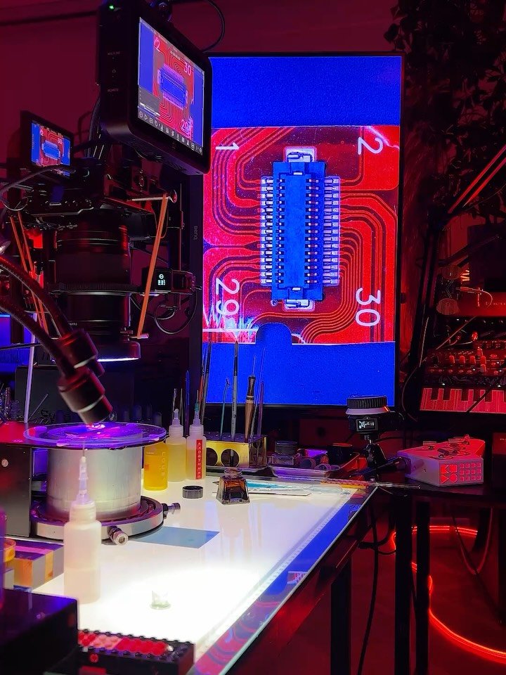 Even though I regularly show how my visuals are made, they still sometimes get mistaken for renders or AI work. This post brings together a short behind-the-scenes moment from my studio along with macro footage captured during the same session.

In t