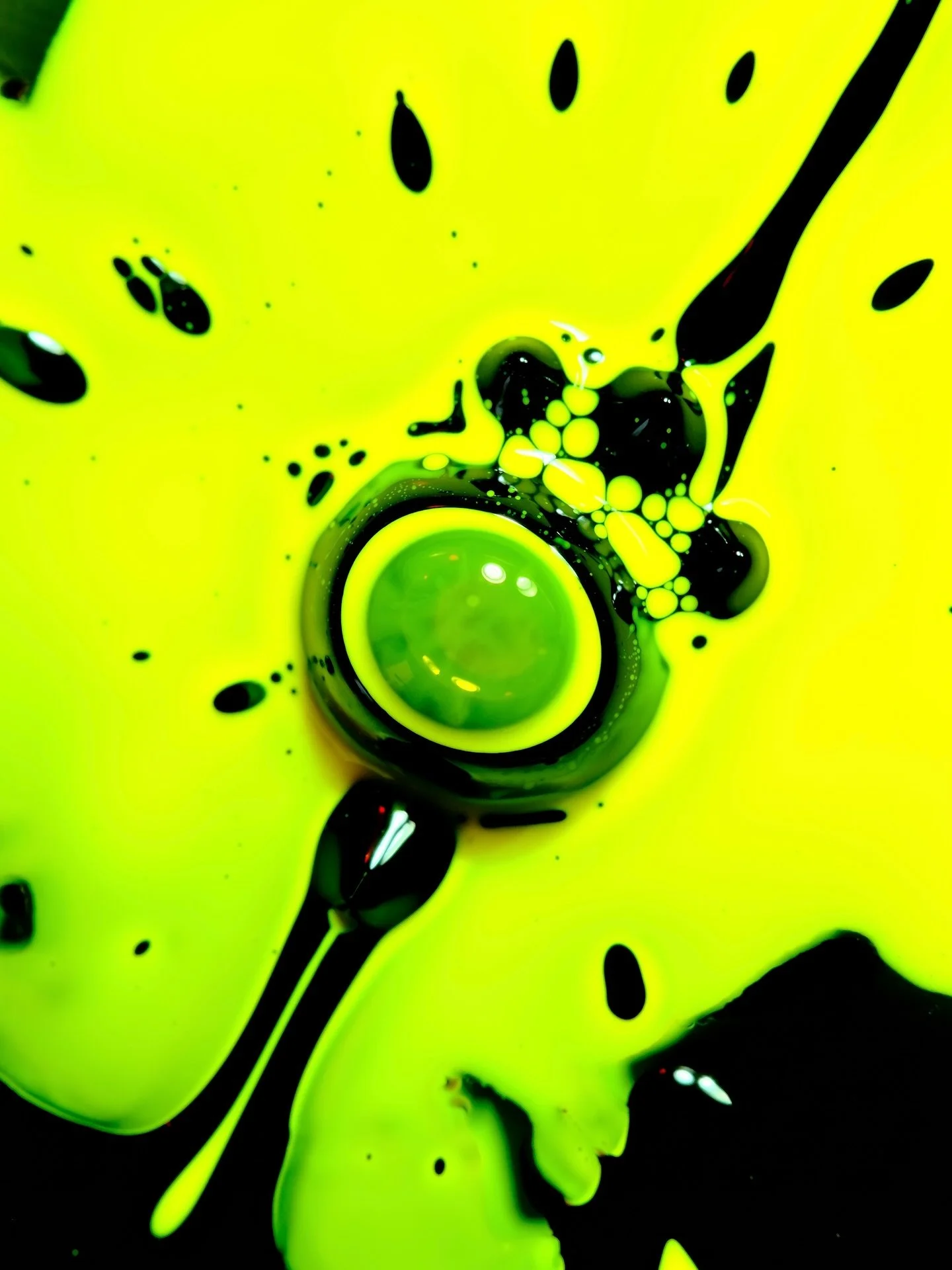 🟡Experiments with ferrofluid and other colored liquids, controlled in real time with a magnet.

This post combines a few still frames with a short making-of and a timelapse showing the process behind the visuals. Small changes in the magnetic field 