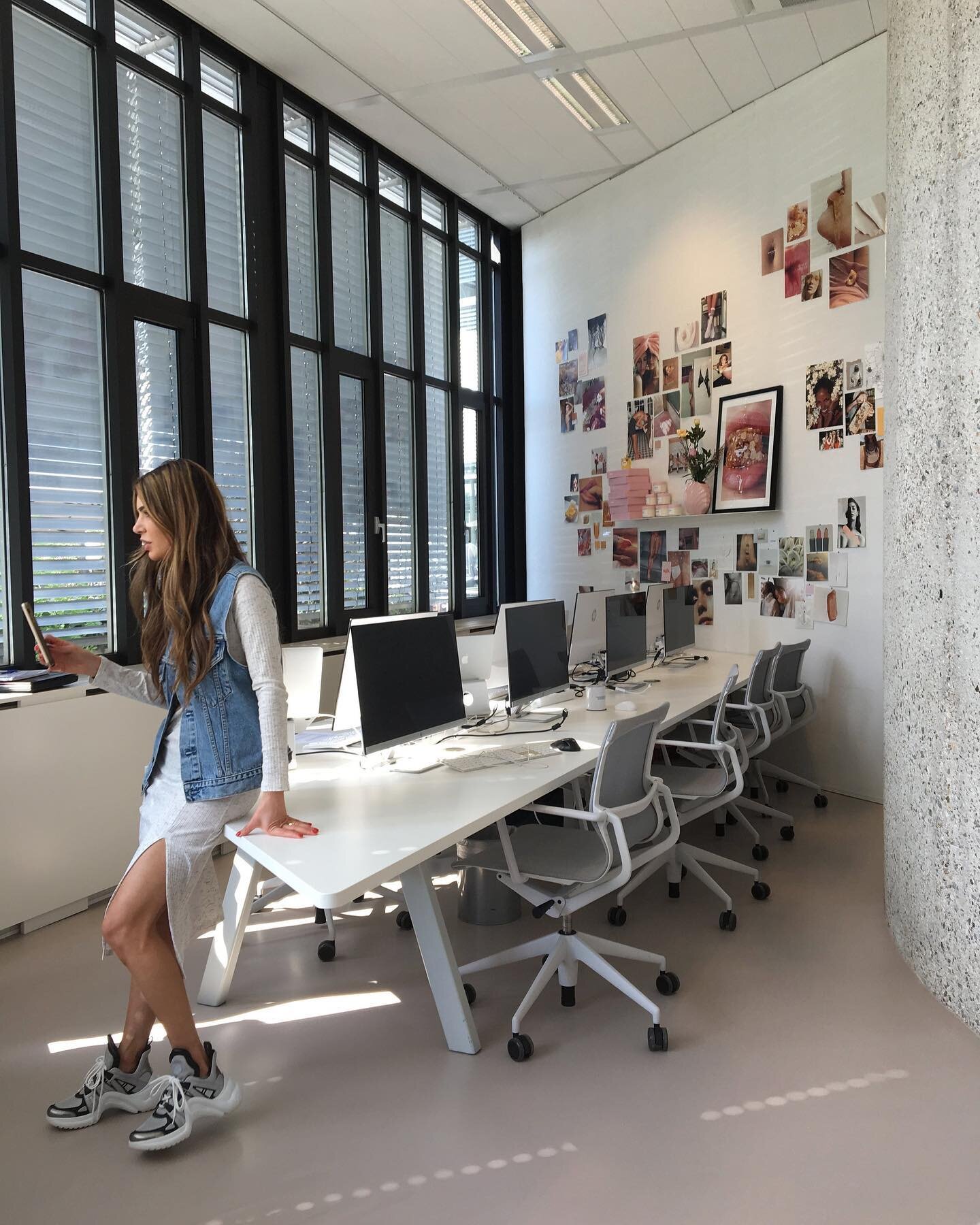 In the office of&hellip; Gisou. 

We are starting a section where we will show some inspirational offices from inspirational companies. First one is Gisou by Negin Mirsalehi, a beauty brand born out of a passion for honey bees and haircare.

Gisou of