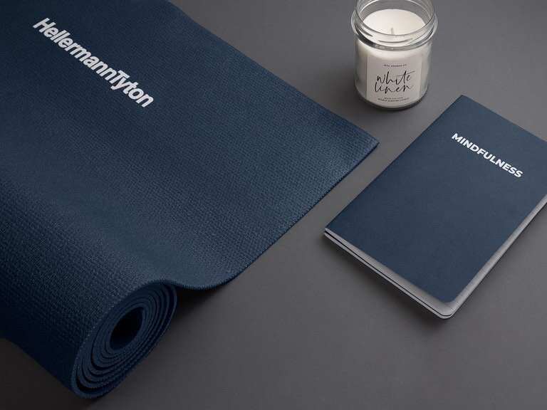 Today at Elvermood projects we show you the project we did for HellermannTyton: For a remote team building activity, each worker received a pack at her home to be able to join the day online. The result? A most relaxing pack with a personalized candl