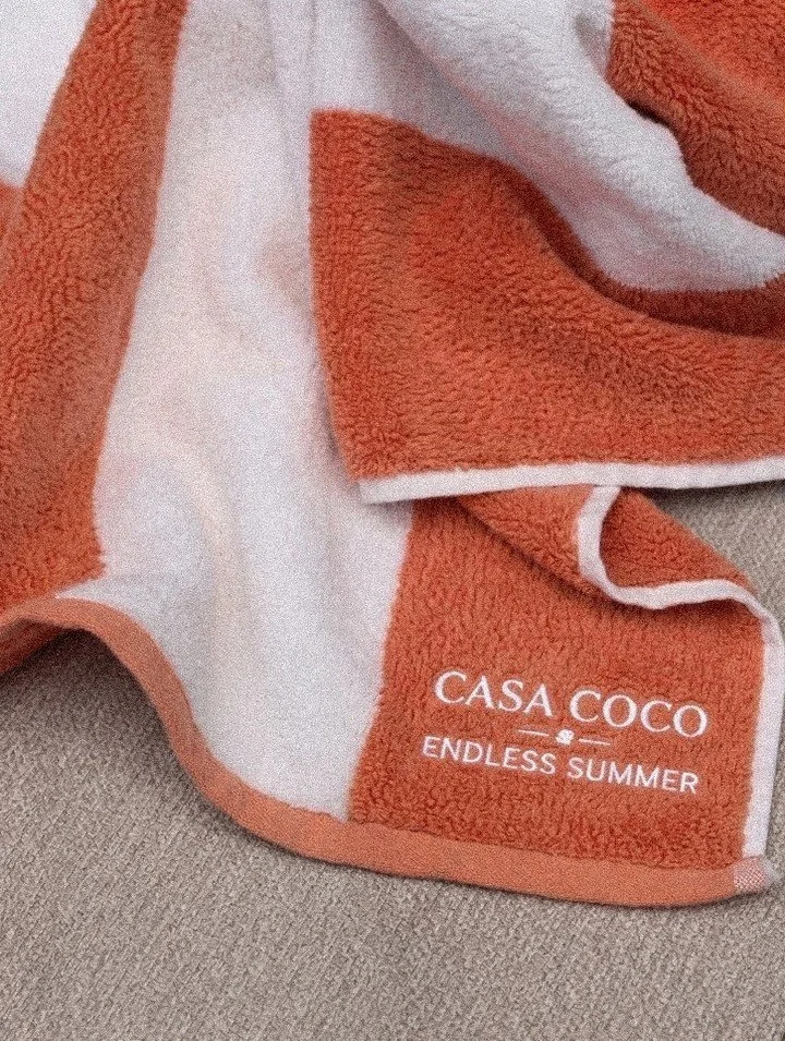 Summer looks good on your brand.

Everything for your beach club or hotel, simplified into one seamless experience.

We design. We produce. We deliver.