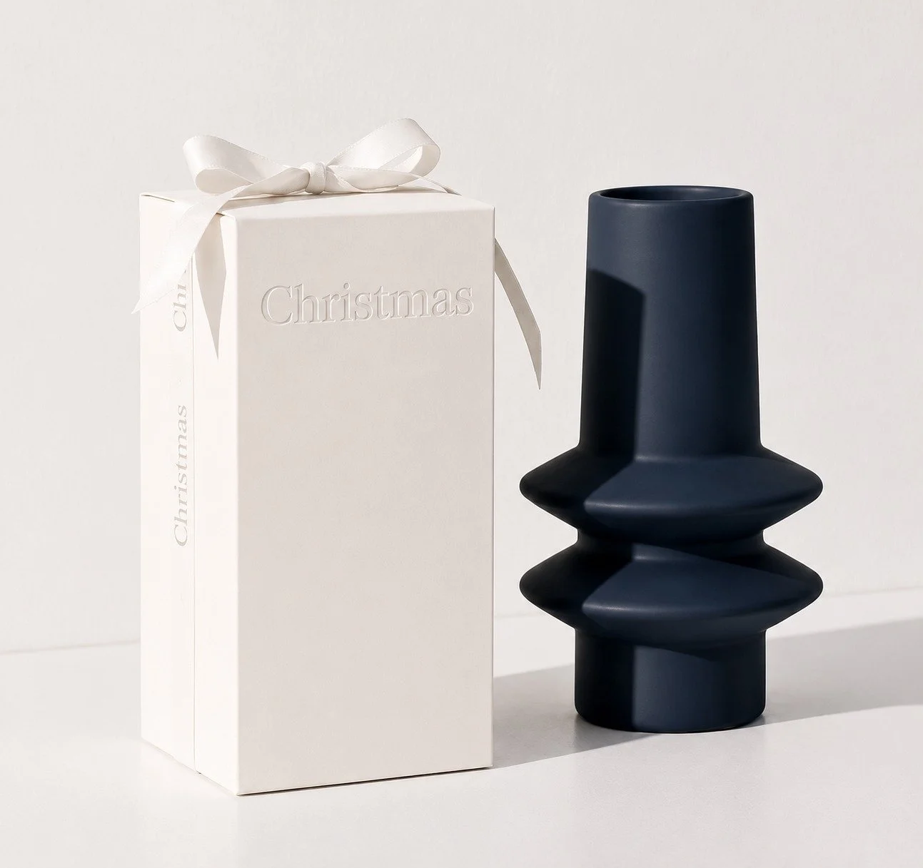 A gift, elevated.

Sculptural vase, customised with your brand for a more elevated take on corporate Christmas gifting. A sophisticated alternative to traditional corporate merchandise. 

Looking for a distinctive Christmas gift for your clients, tea
