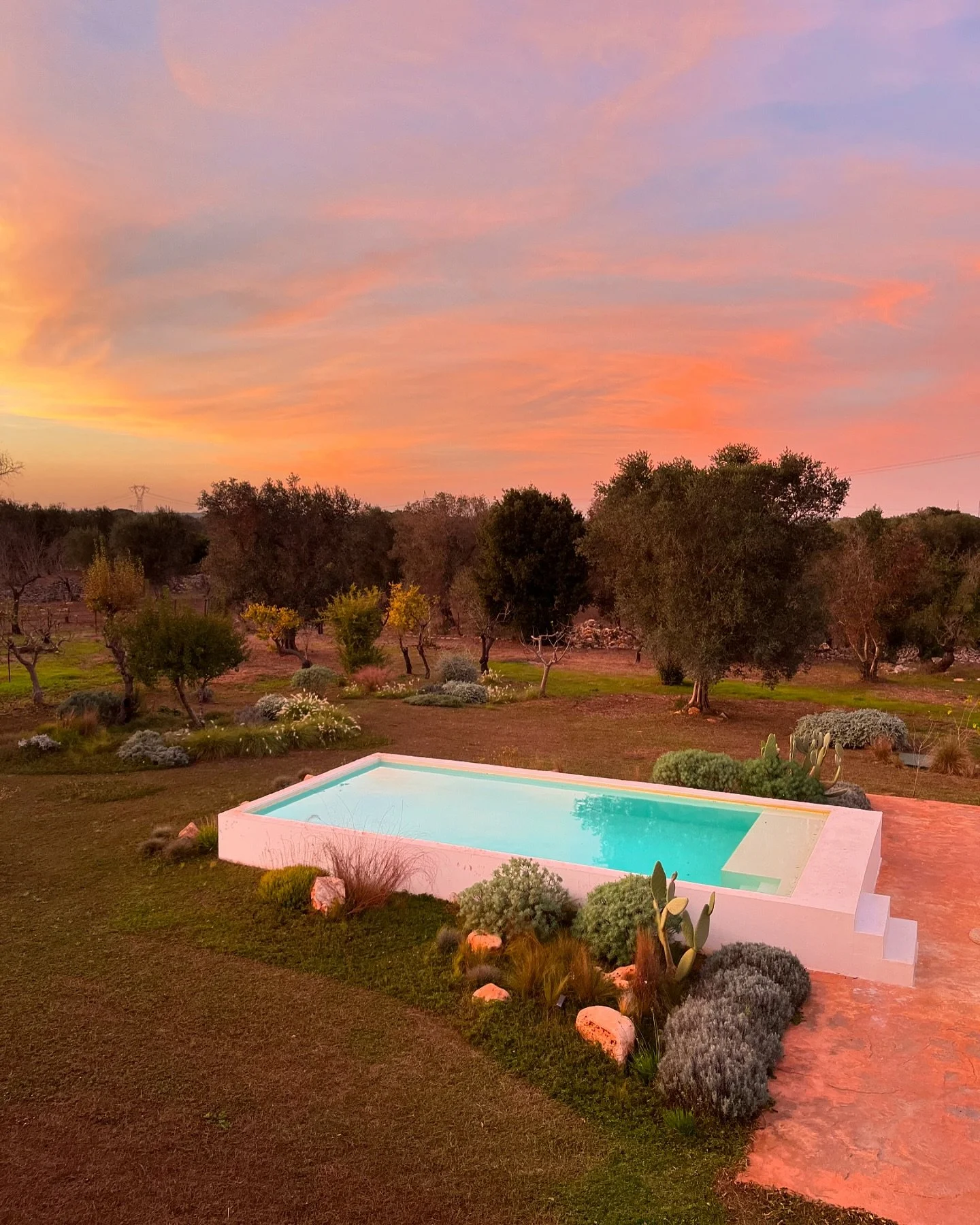 Winter is coming and the sunset lights warm our souls 🍃
.
.
.
#house #designer #landscape #picoftheday #archdaily #italy #furniture #trulli #arquitetura #decoration #history #renovation #architettura #instagram #travelgram #trullo #style #luxuryhome
