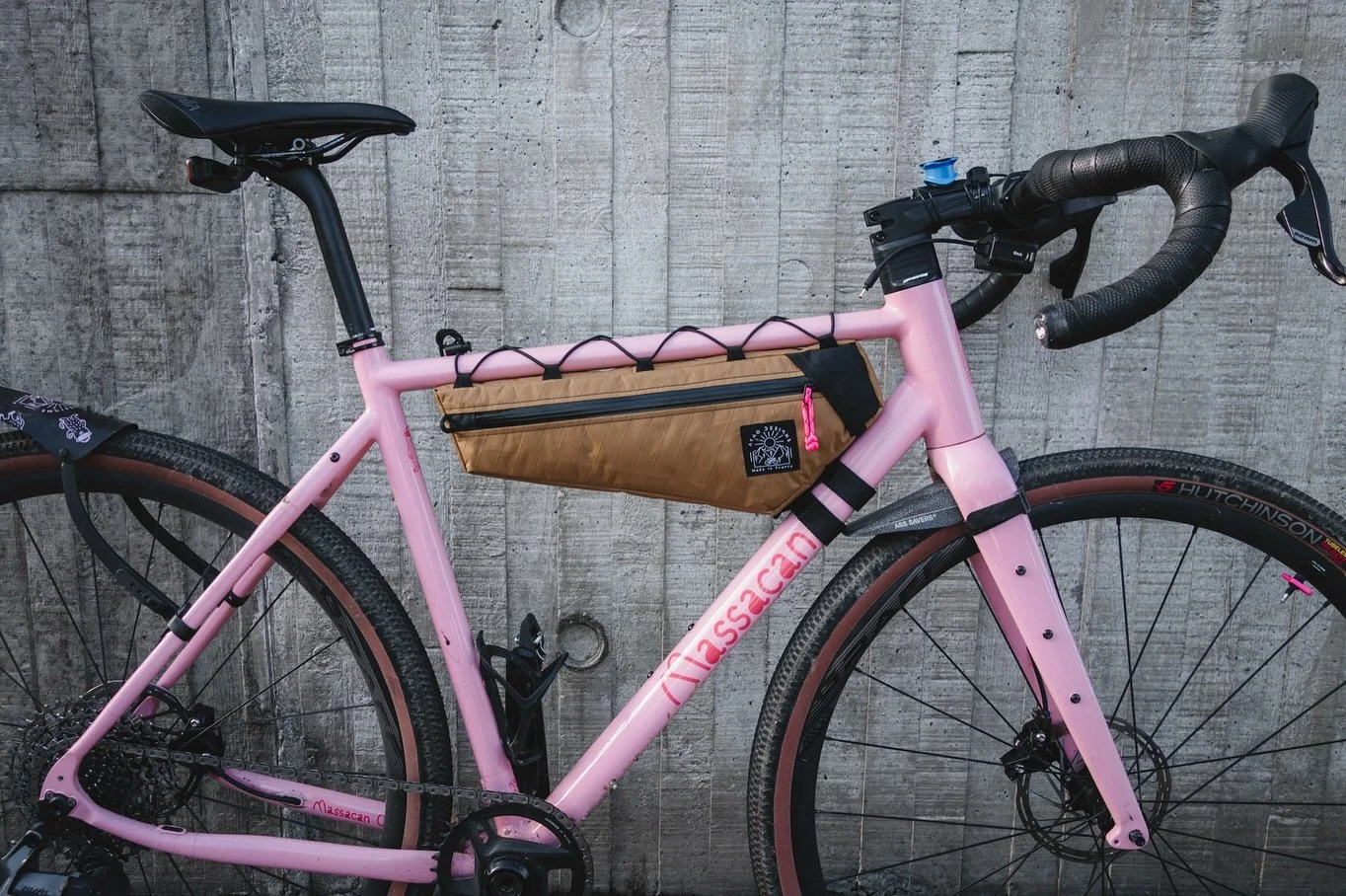 P&rsquo;tit drop de derri&egrave;re les fagots ! 

4x sacoches compactes et 4x sacoches&hellip;moins compactes ✌️ 

Fabriqu&eacute;es &agrave; partir de tissu @xpac_fabrics VX21, zip imperm&eacute;able, sortie cable, fixation par lacets et scratchs a