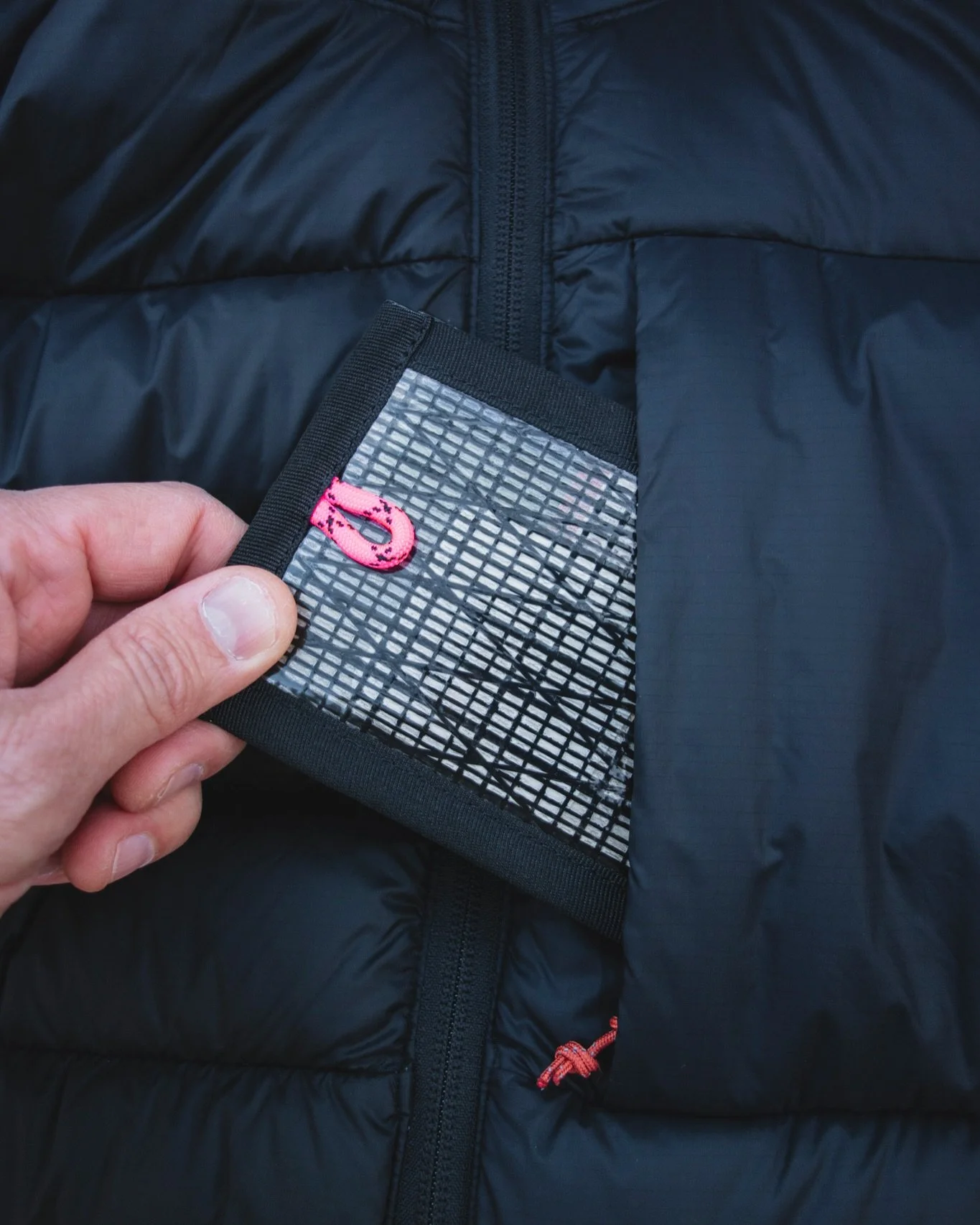 Le PORTEFLOUZ !

Ne te fie pas a son nom sympathique il est pas la pour rigoler

Sa mission ? Garder au chaud ton p&rsquo;tit billet et ta carte bleue indispensable pour aller prendre ton caf&eacute; au bistrot du coin !

Assembl&eacute; a partir de 