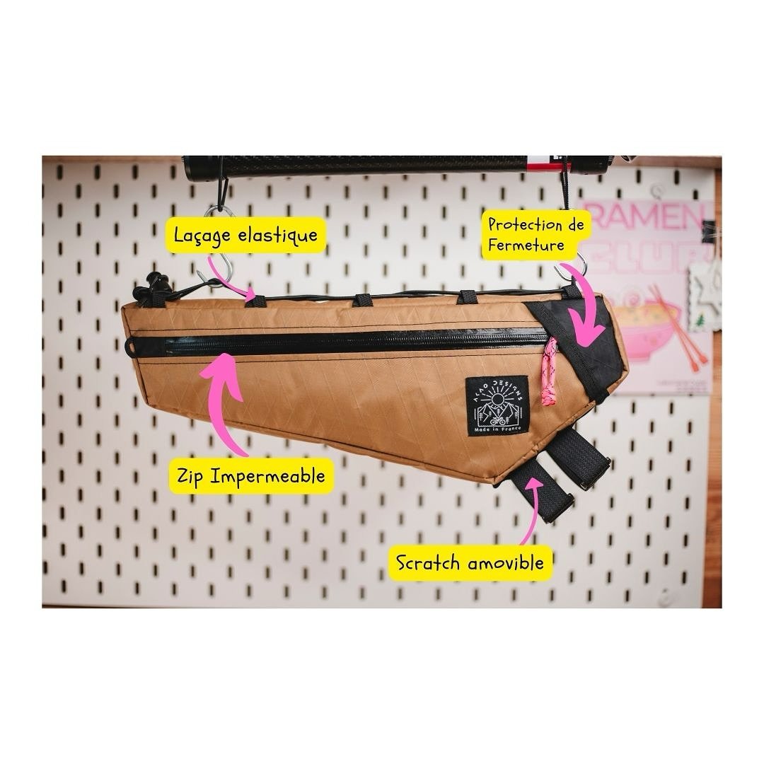 Nouvelles sacoches pr&ecirc;tes &agrave; rouler 😉 

Fixation lacets, fabriqu&eacute;e en @xpac_fabrics 

Dispo sur le shop Akao Designs, 4 unit&eacute;s dispo dans la plus grande taille 🤘

Pens&eacute;, assembl&eacute; en France 🇫🇷 a la main dans