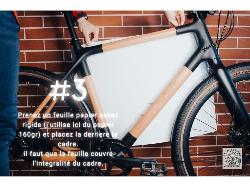 #3 - Prenez une feuille papier assez rigide (j'utilise ici du papier 160gr) et placez la derrière le cadre.
il faut que la feuille couvre l’intégralité du cadre.