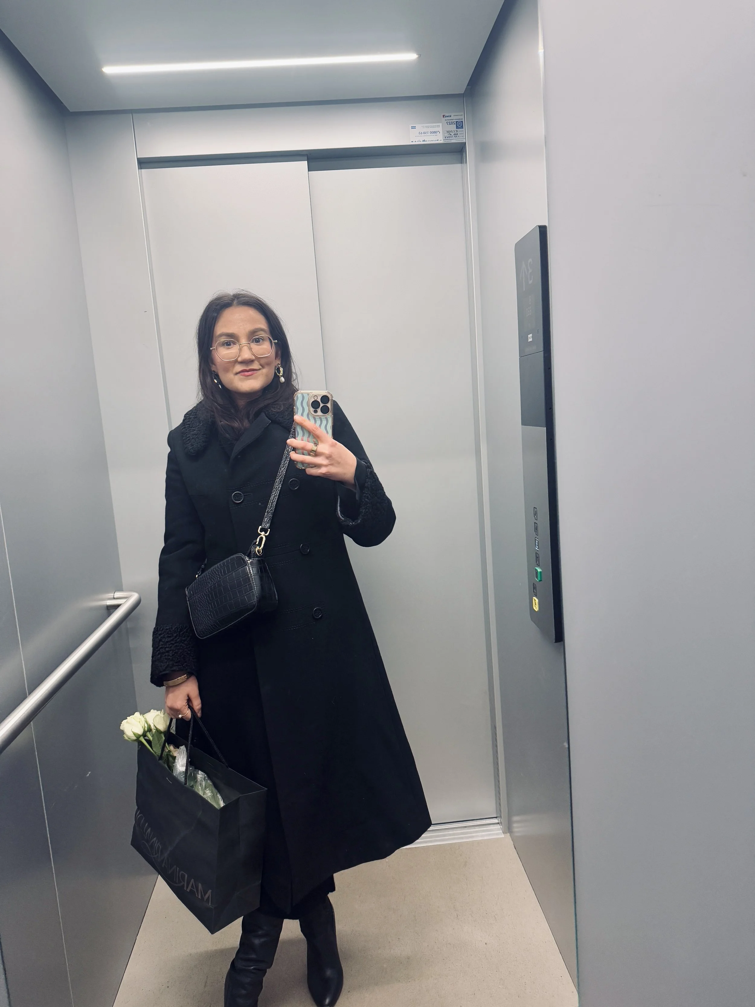 Marraskuun pimeys ja ostohuuma – miksi mieli hakee lohtua kuluttamisesta?