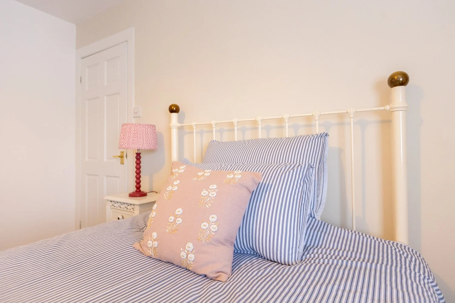 28-property-detail-bed-pillows-lamp.jpg