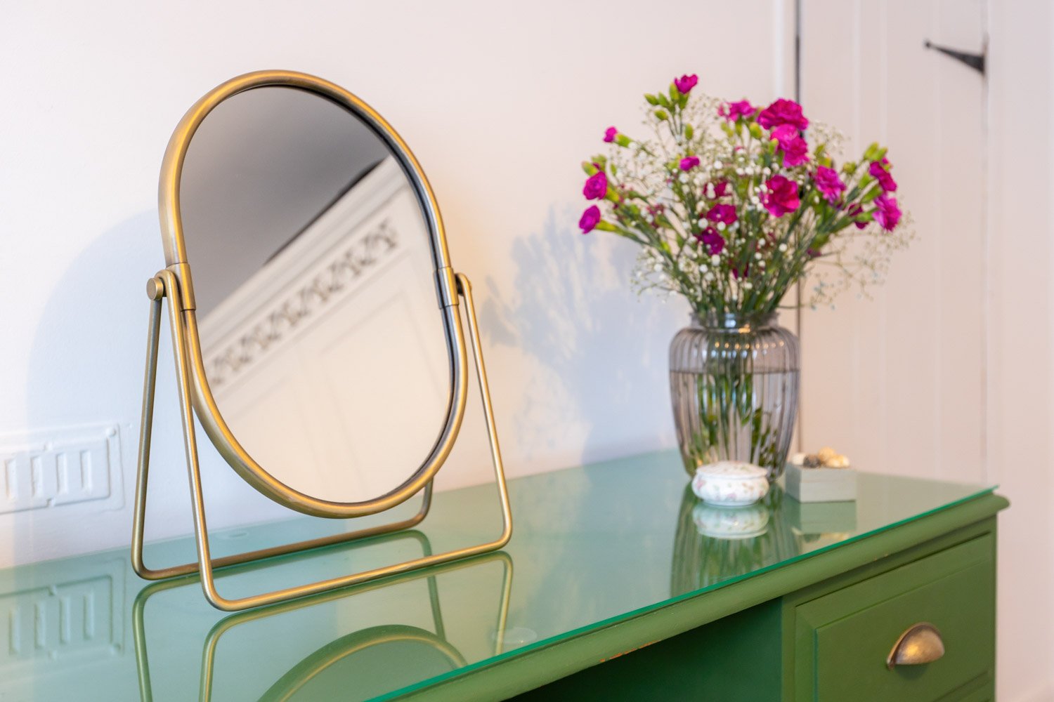 27-real-estate-detail-mirror-flowers.jpg