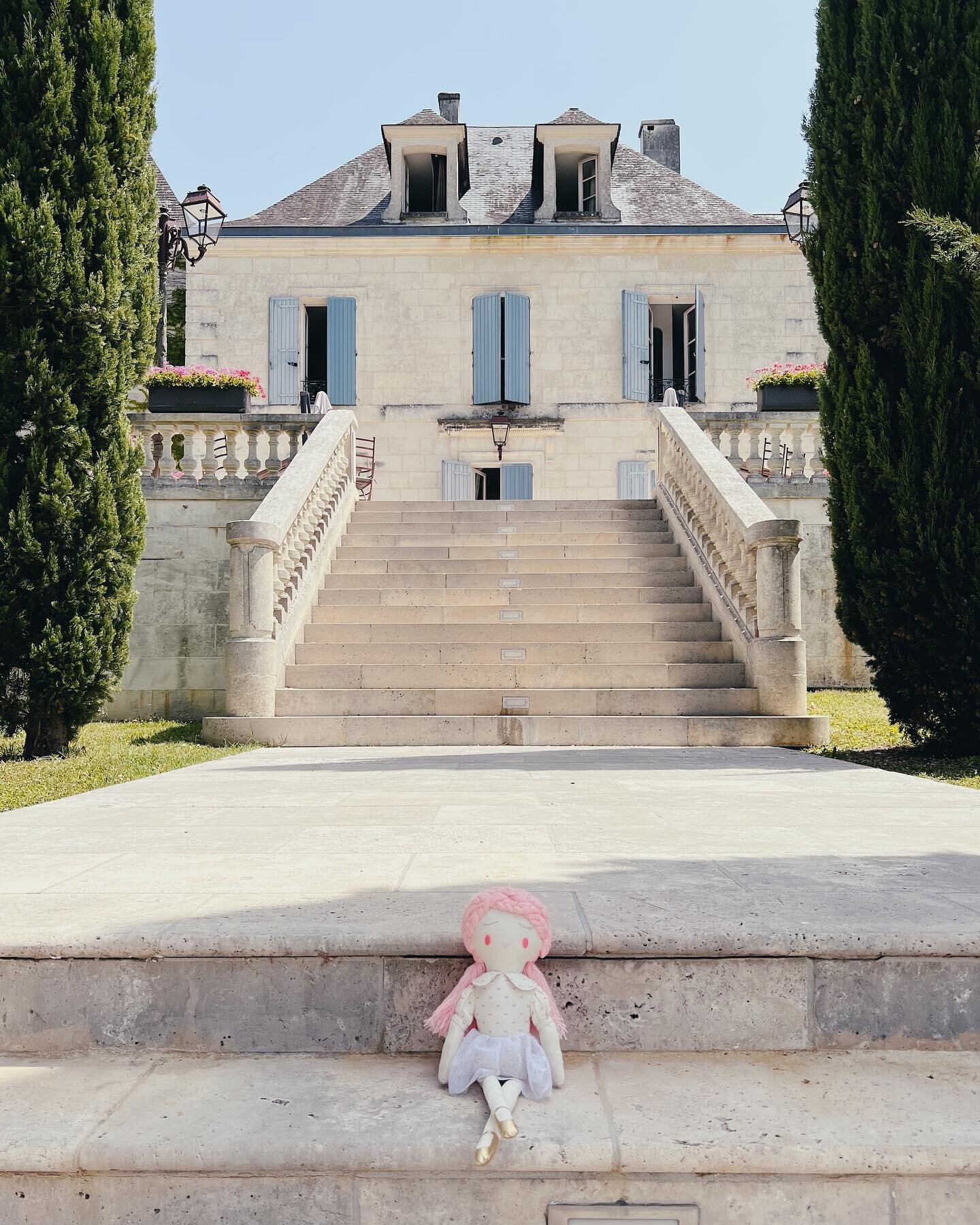 We had an unforgettable experience at the magical @domaine_de_la_fauconnie near Bergerac for a very special family wedding this past weekend 🤍💍🇫🇷 the setting was so beautiful we couldn&rsquo;t resist taking our @heidiroselondon Eloise dolly for a